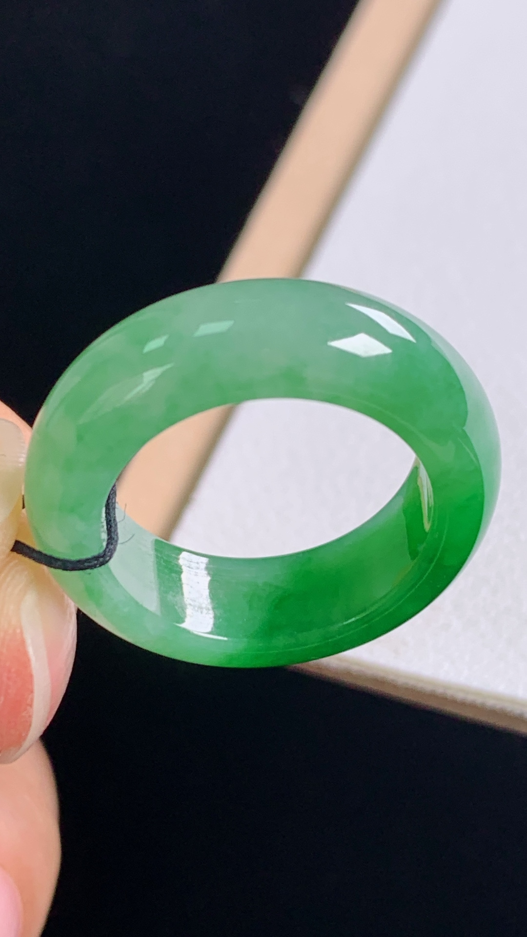 冰绿指环，色辣色艳，底子细腻，无裂，尺寸:圈口12/16.4-6.3-3.5mm，27