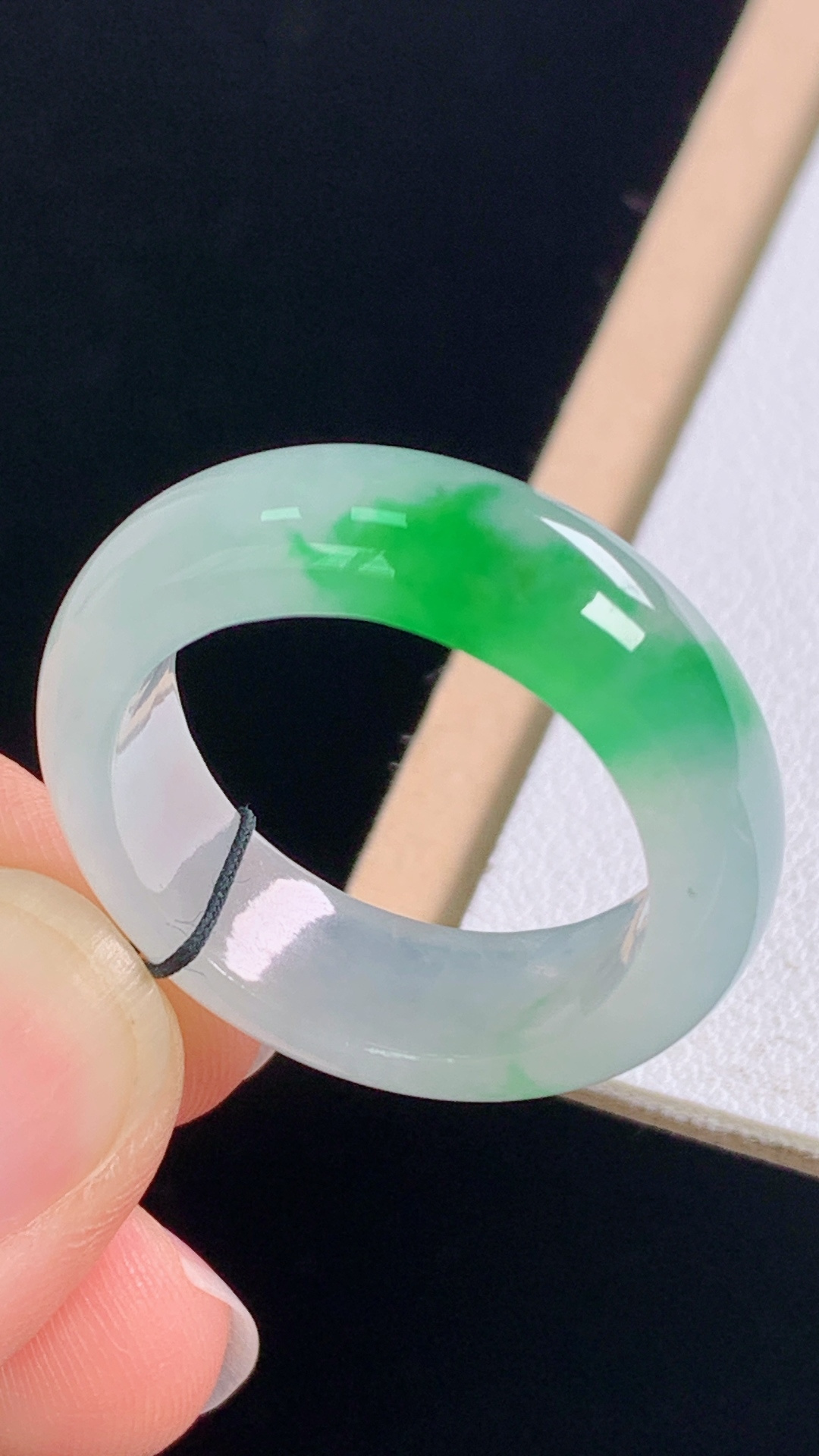 冰飘绿指环，翠色明艳，水润清爽，无裂，尺寸:圈口22/19.8-6.8-3.8mm，27
