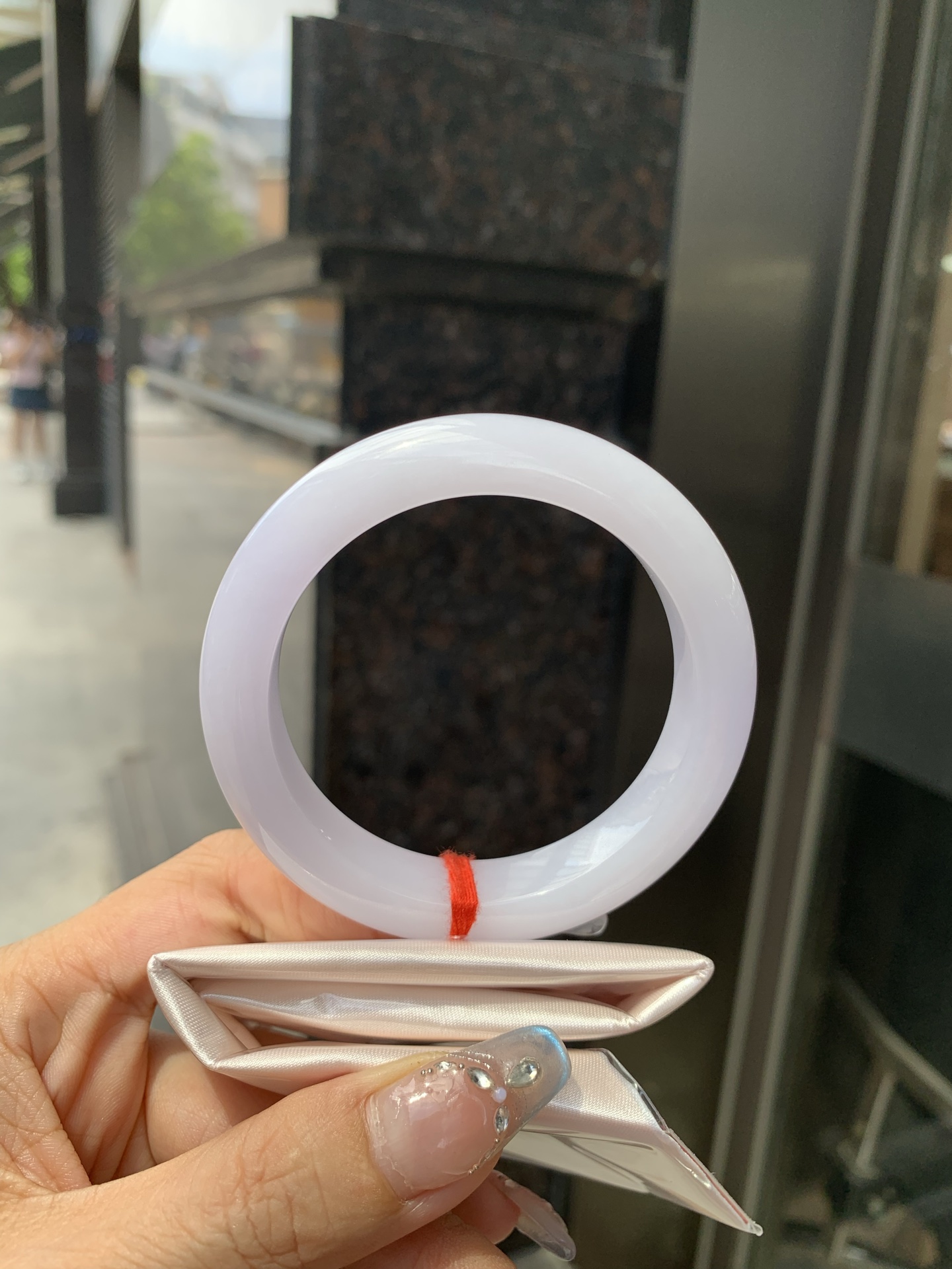 粉紫正圈，54.5/9.2/12.3，0501-N602，底妆水润细腻，梦幻粉紫，颜色淡雅，不像高饱和度的紫色那样扎眼，种水很通透，盈润感满满，不需要过多修饰，简单雕琢，韵味尽显其中，无裂