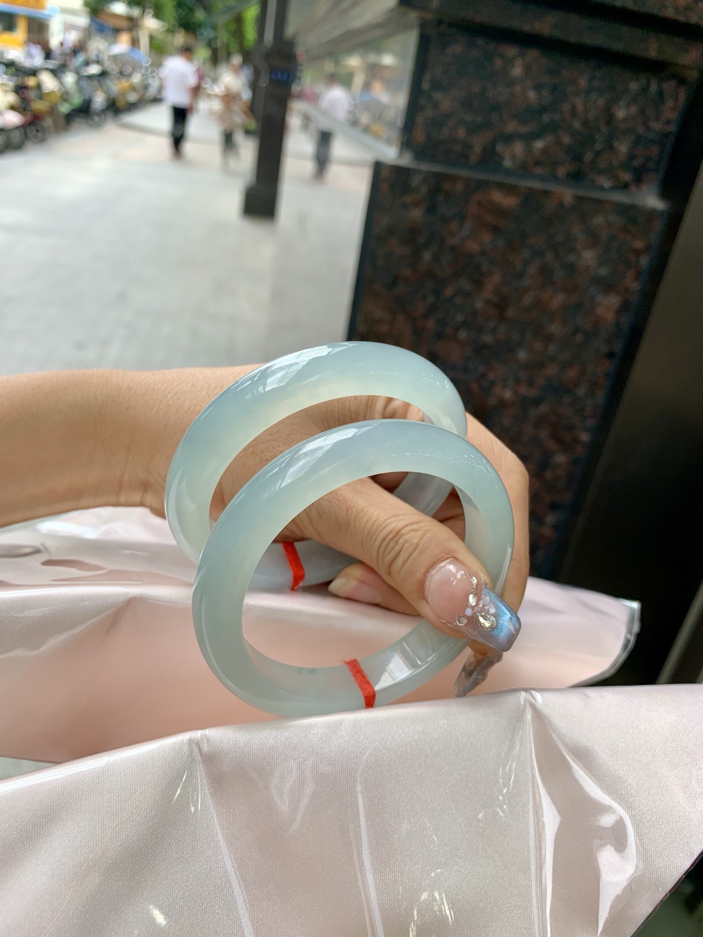 冰晴绿正圈，57.4-8.3-11.7，0501-N584-1，底妆冰润，淡雅晴绿，像初春嫩芽落入清泉，均匀柔和，抬眼就是一片宁静感，无裂