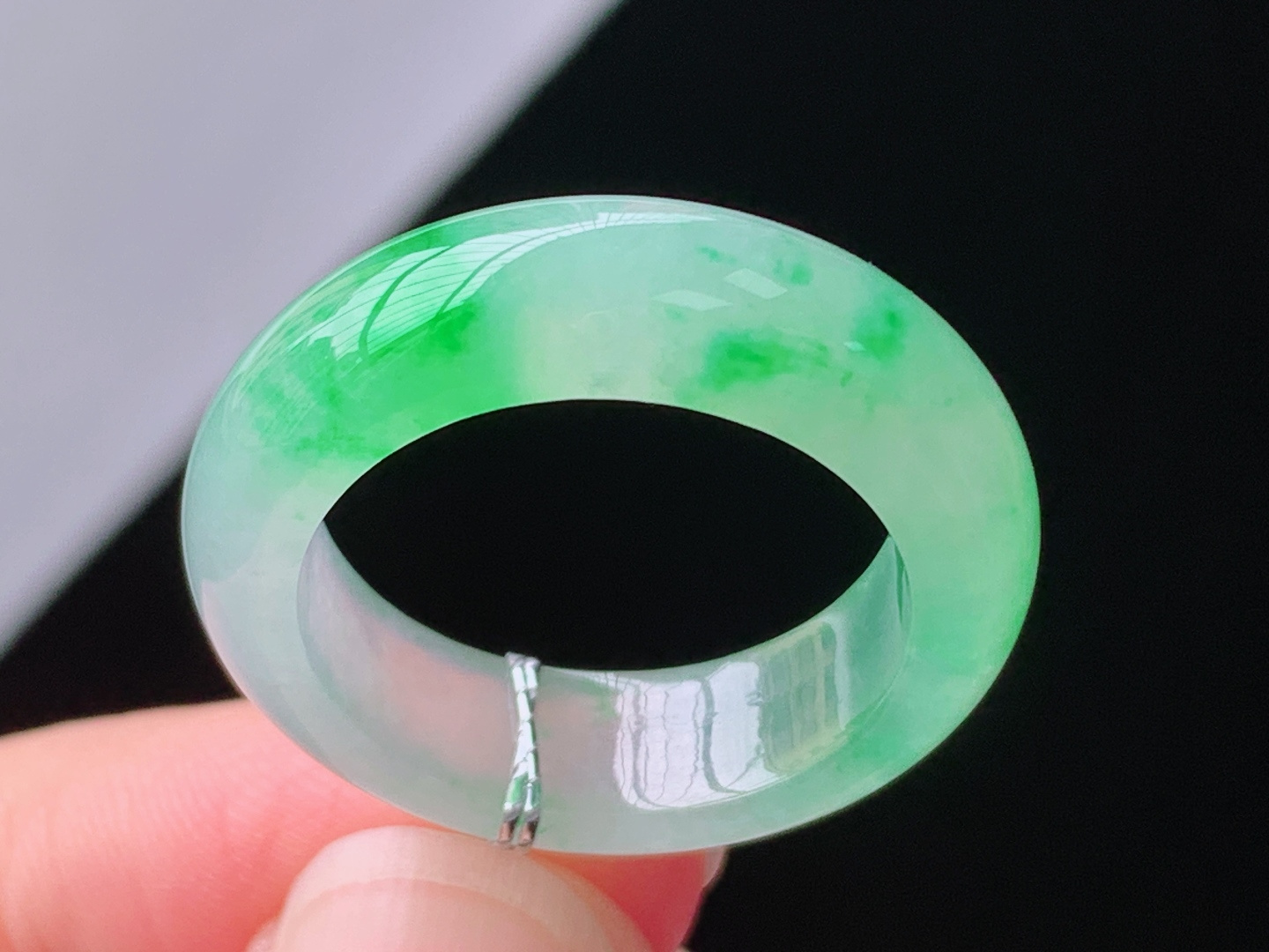 冰飘绿指环，翠色鲜艳，水润清爽，无裂，尺寸:圈口17/18.3-6.3-3.8mm，28 Z