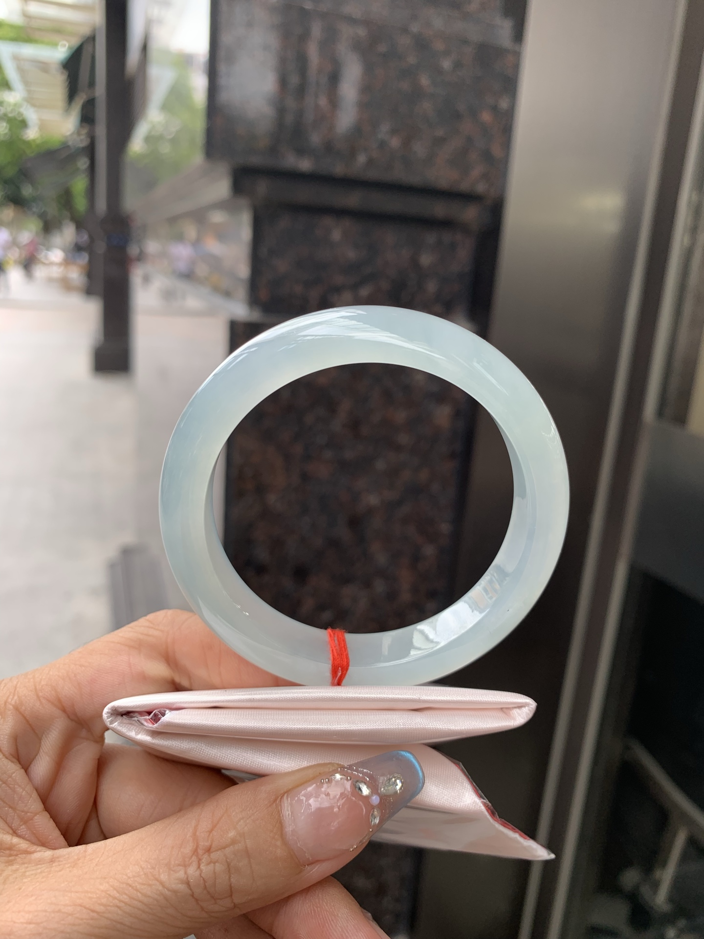 冰晴绿正圈，57.4-8.3-11.7，0501-N584-1，底妆冰润，淡雅晴绿，像初春嫩芽落入清泉，均匀柔和，抬眼就是一片宁静感，无裂