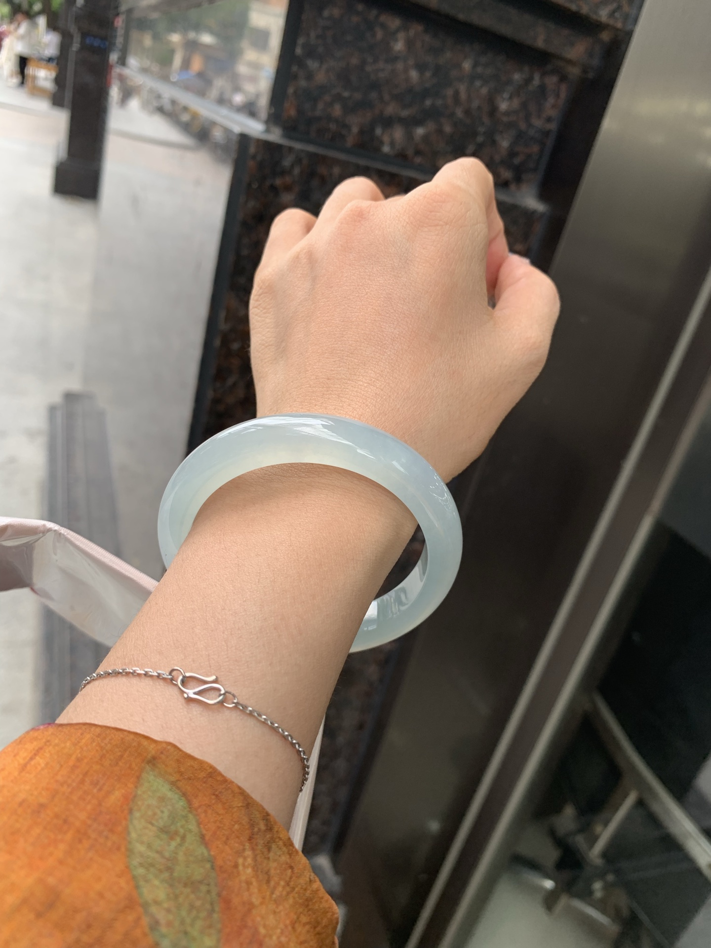 冰晴绿正圈，57.4-8.3-11.7，0501-N584-1，底妆冰润，淡雅晴绿，像初春嫩芽落入清泉，均匀柔和，抬眼就是一片宁静感，无裂