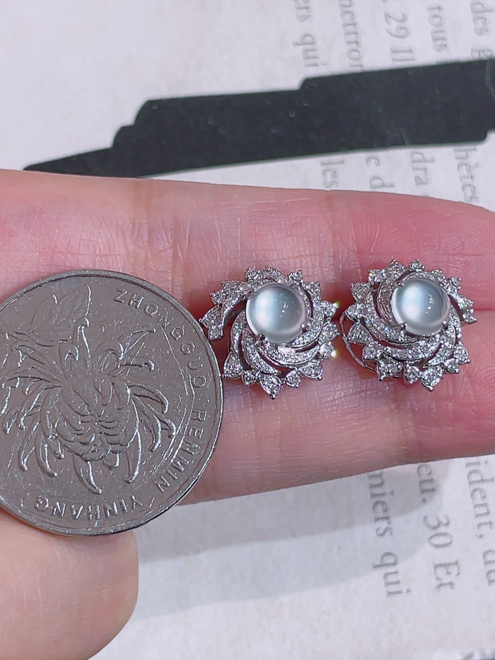 ️高冰玻璃种鸽子蛋耳钉，无裂，18k金镶嵌，种水，重金镶嵌，南非钻镶，厚装饱满，荧光四射，刚性十足，高端大气，性比高13.2-12.8-8.0，裸石5.6-5.6