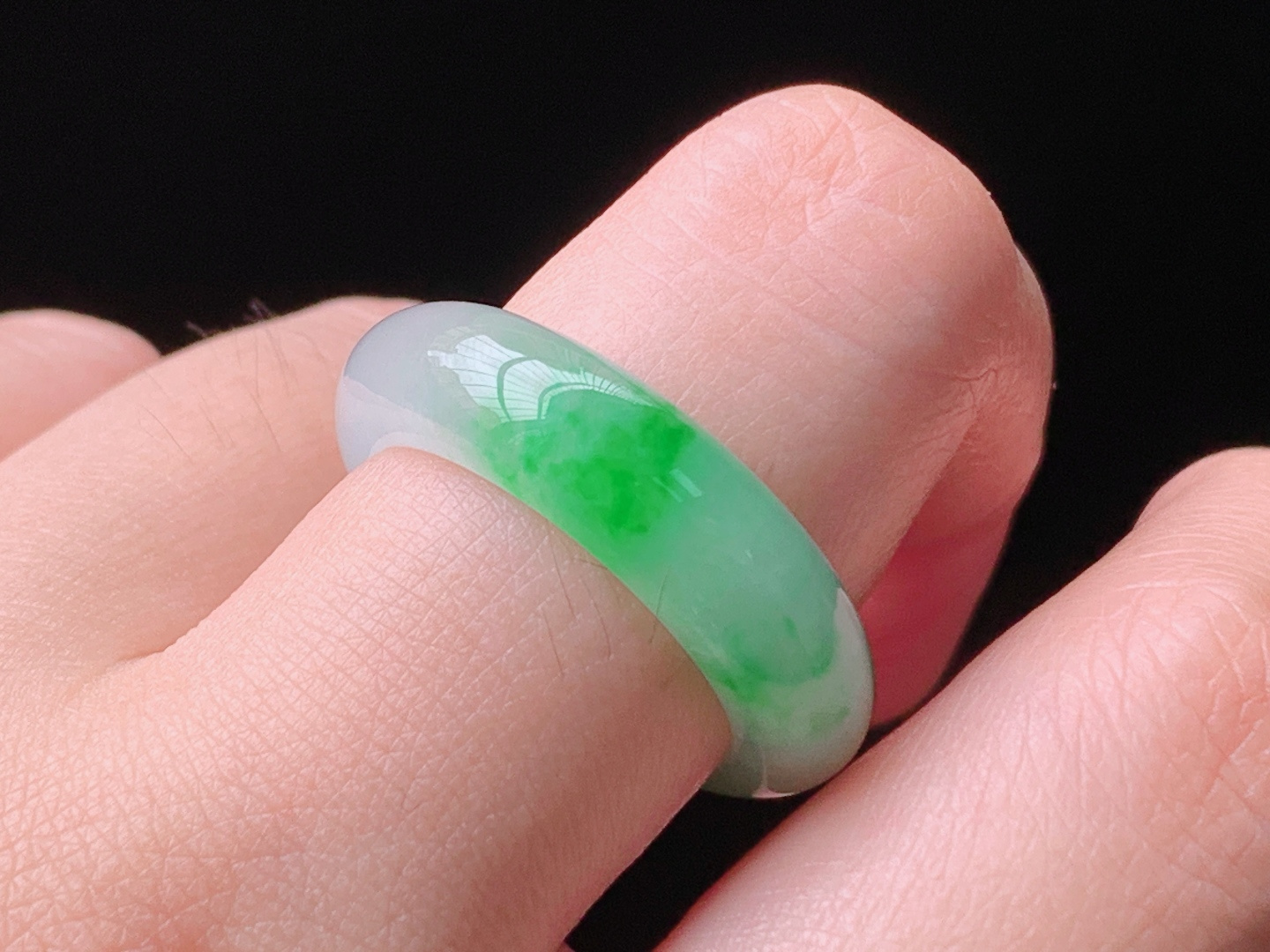 冰飘绿指环，色泽鲜亮，冰透起光，无裂，尺寸:圈口8/15.3-5.5-3.5mm，28 Z