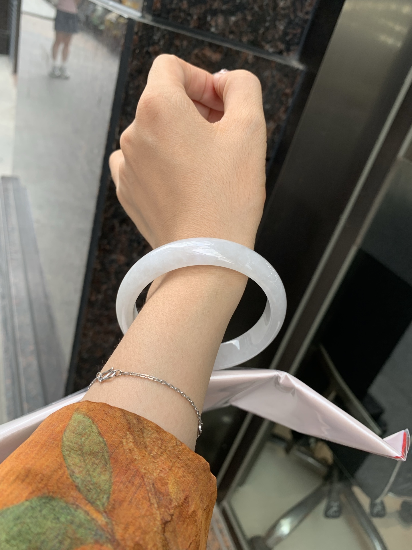 白月光正圈，61.2/7.6/14，0501-N609，无裂，底妆水润，水水润润的白月光，如同夜空中最温柔的那一抹月光，轻轻洒落你的手腕，带来一份宁静与雅致