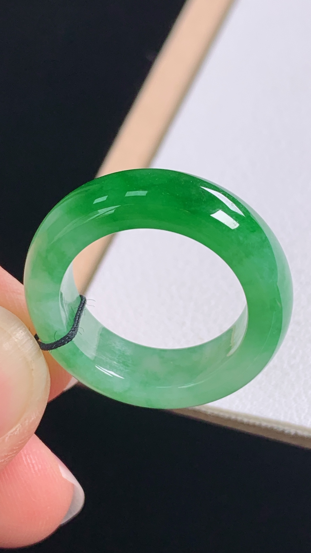 冰绿指环，色辣色艳，底子细腻，无裂，尺寸:圈口12/16.4-6.3-3.5mm，27
