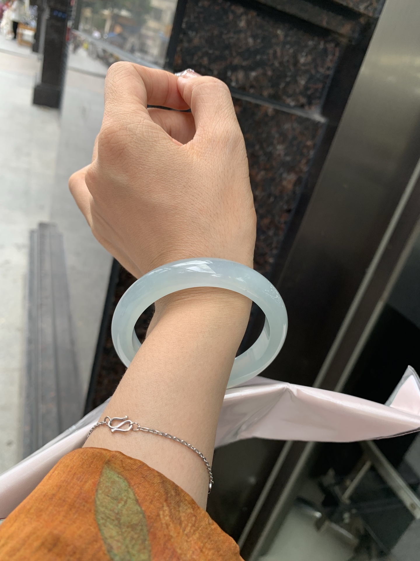 冰晴绿正圈，57.4-8.3-11.7，0501-N584-1，底妆冰润，淡雅晴绿，像初春嫩芽落入清泉，均匀柔和，抬眼就是一片宁静感，无裂