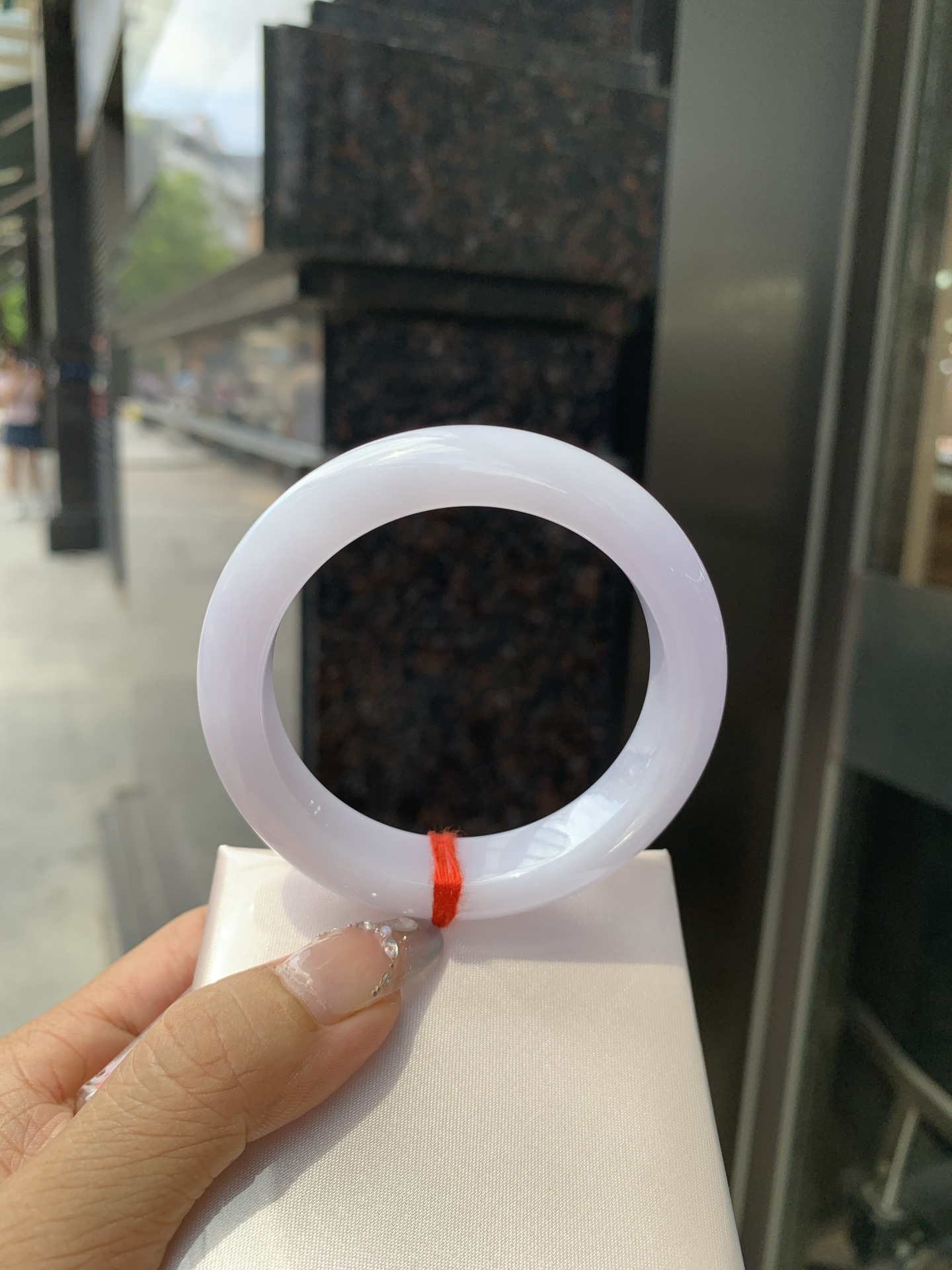 粉紫正圈，54.5/9.2/12.3，0501-N602，底妆水润细腻，梦幻粉紫，颜色淡雅，不像高饱和度的紫色那样扎眼，种水很通透，盈润感满满，不需要过多修饰，简单雕琢，韵味尽显其中，无裂
