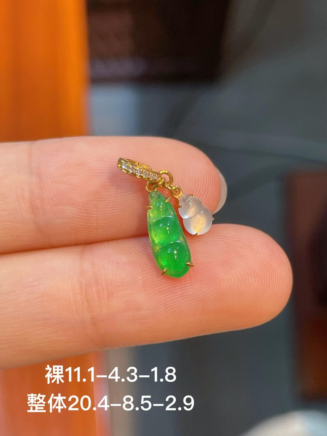 阳绿豆子小滴溜，无裂，18k金镶嵌，11.1/4.3/1.8，编号20.4-8.5-2.9