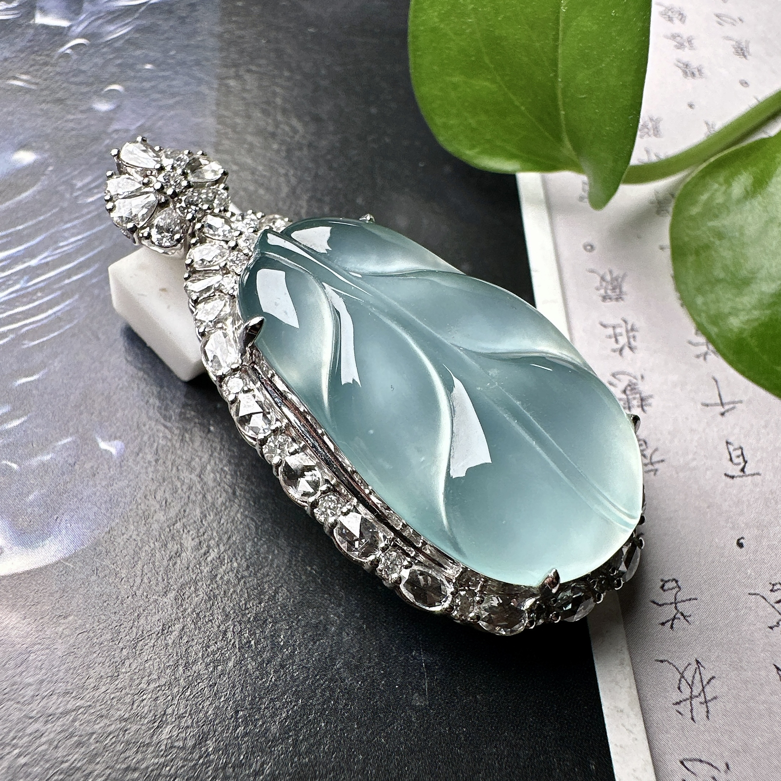 【冰种天空蓝叶子】金枝玉叶，质地细腻，冰润透亮，光泽出众，18k金钻镶嵌，裸石尺寸29.7*17.8