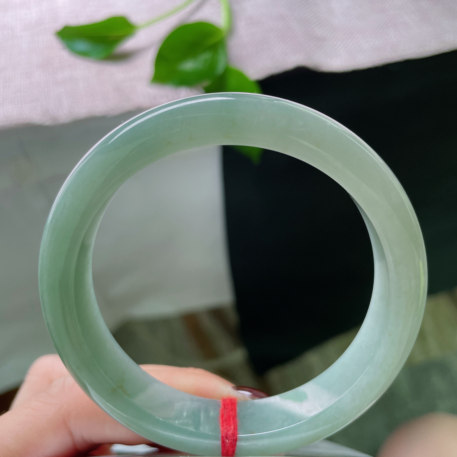 57.9/12.8/7.9，绿底正圈，色泽沉稳，上手内敛，洒金，一点棉线不影响，ss51857a..