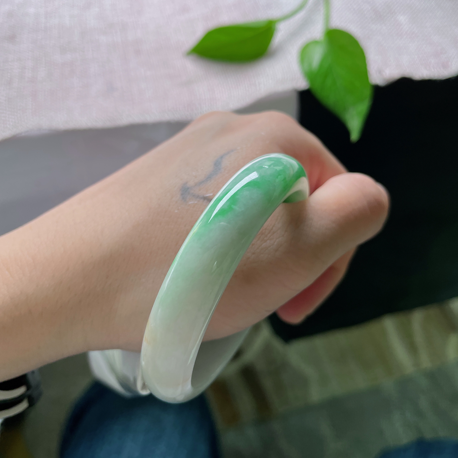 55.5（50.8）12.6/6.9，白底青贵妃，藏岁月静美，腕间轻绕，尽展东方雅致与从容。有纹，ss50596a..