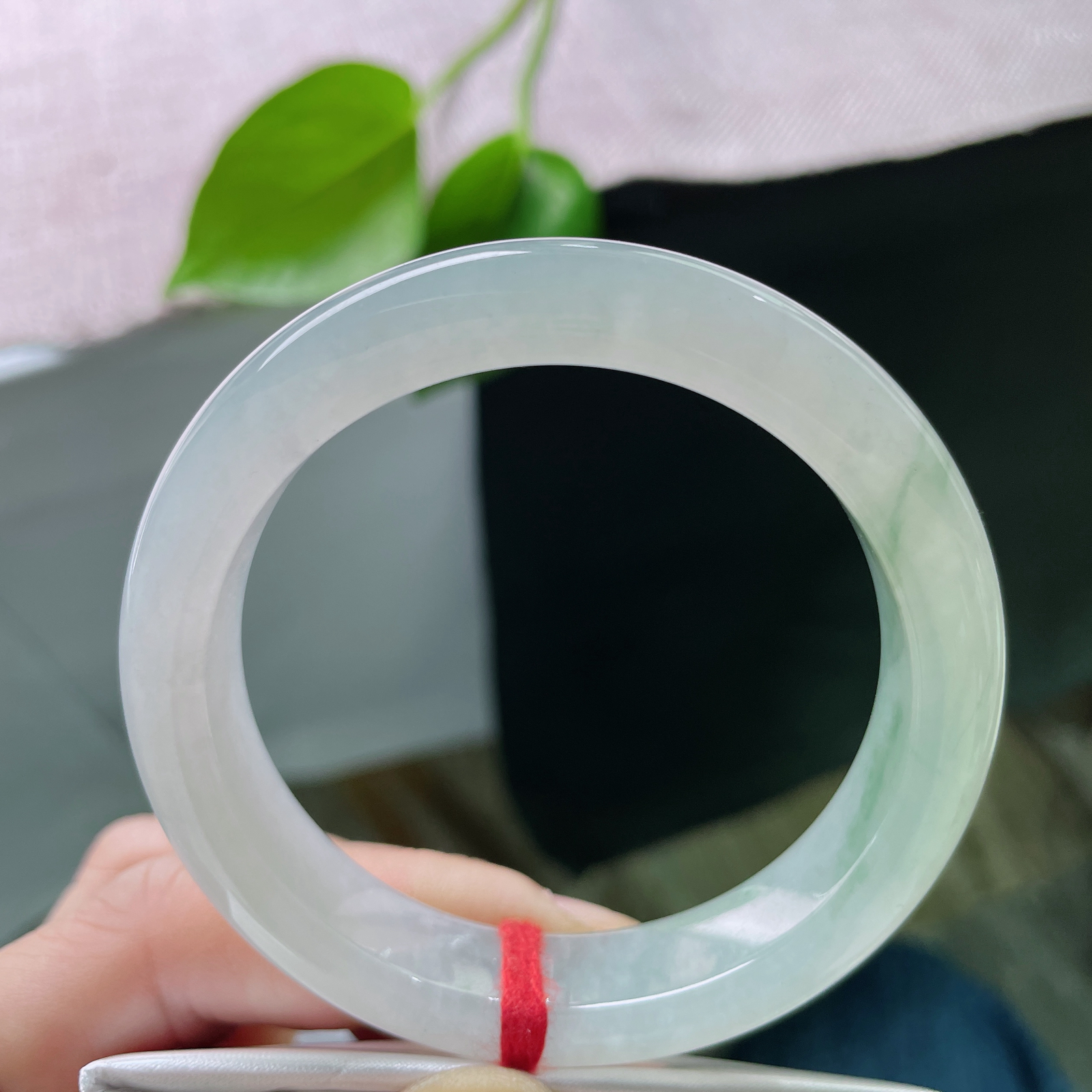 53.5/12/8.5，冰晴底正圈，起荧光的灵动与冰融之润的细腻相融，佩戴越久，越显岁月赋予的通透质感。ss48211a..