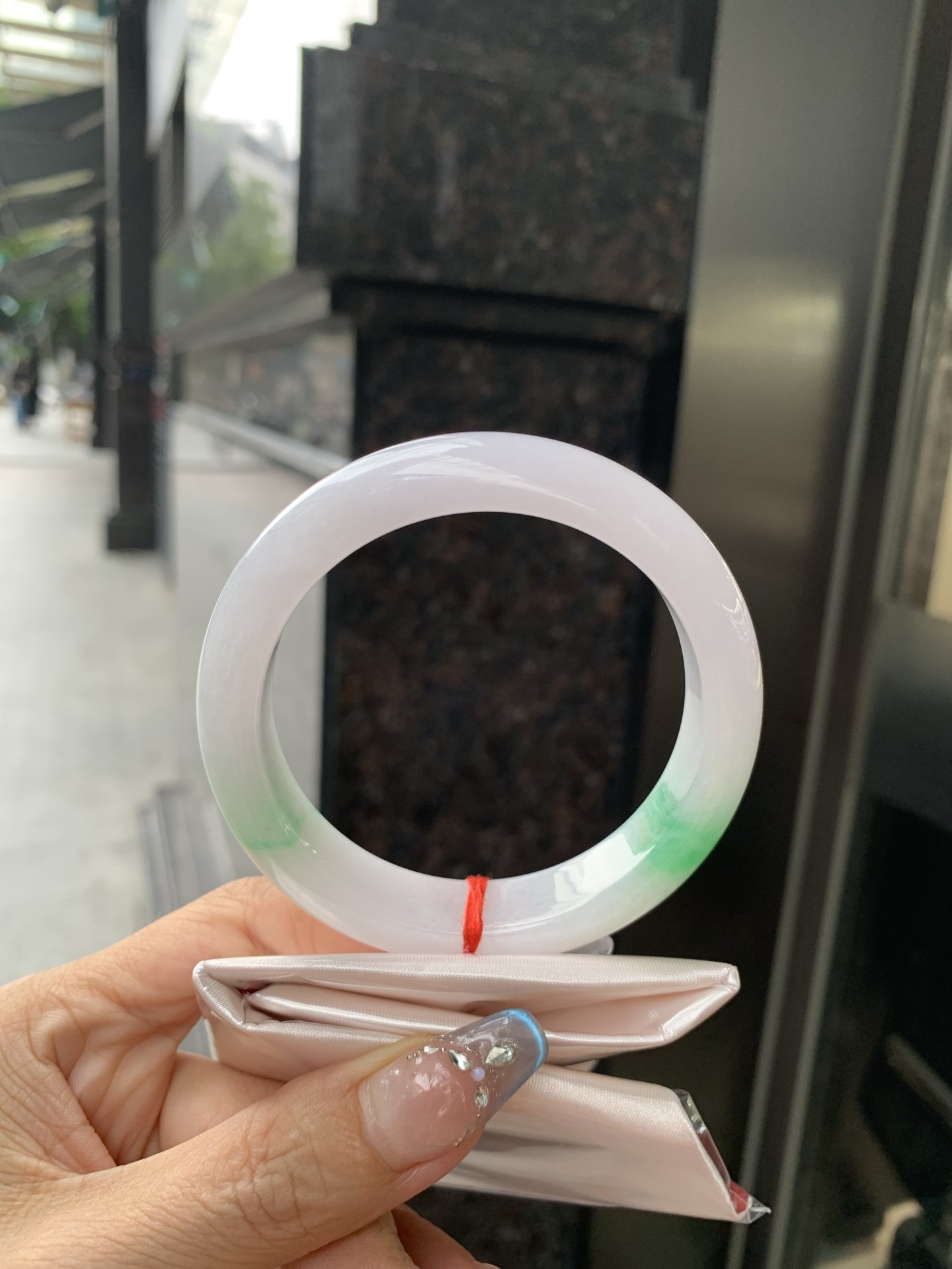白底青宽版正圈，59.5-8.8-14，0502-N618，打灯细纹，不影响，底妆水润，几抹绿花飘舞，清新动人，更显灵动，有生命力