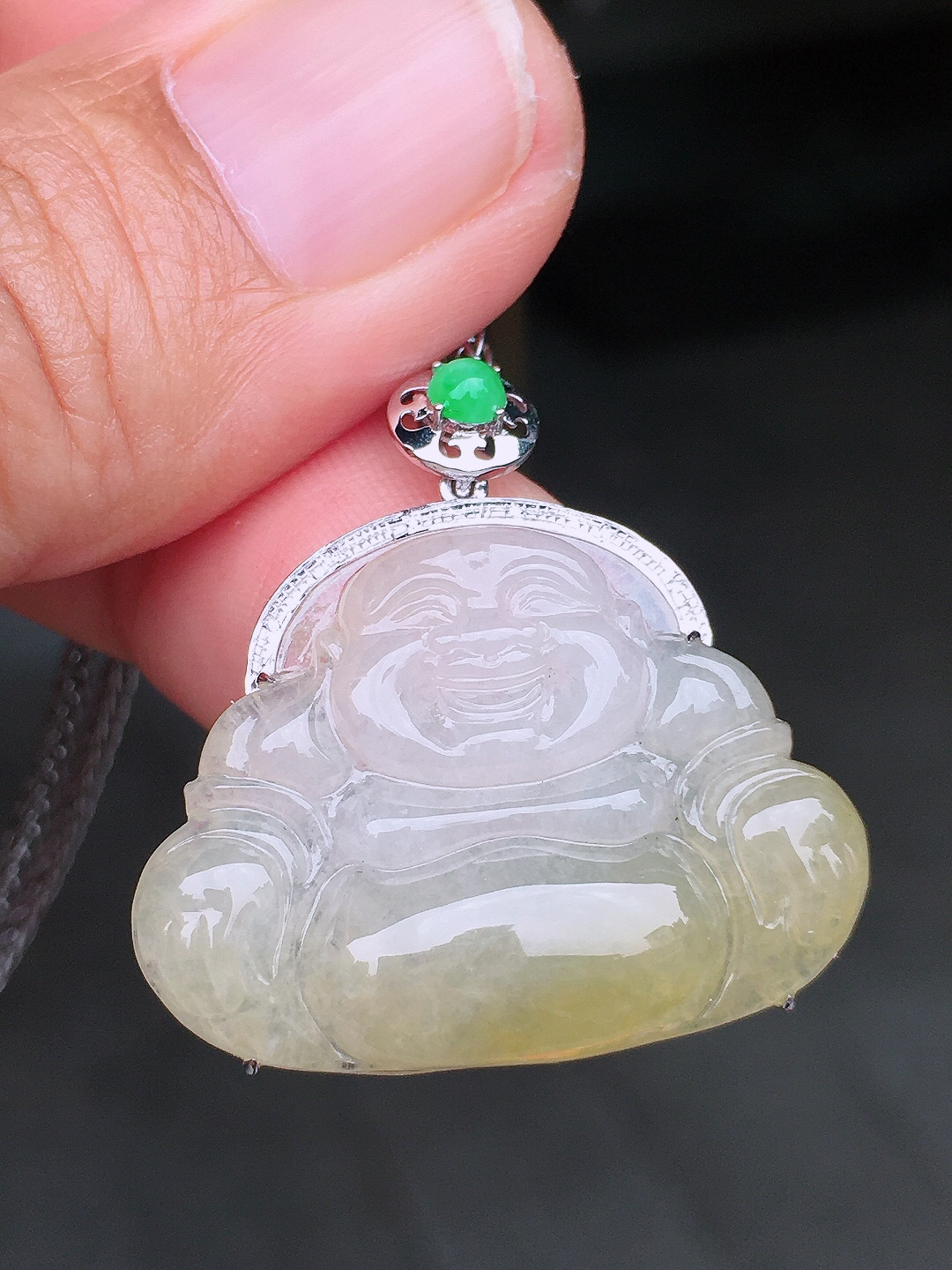 飘黄佛公吊坠，色泽艳丽，玉质细腻，荧光感超
强，饱满圆润，尽显优雅气质，18k
金豪华镶嵌