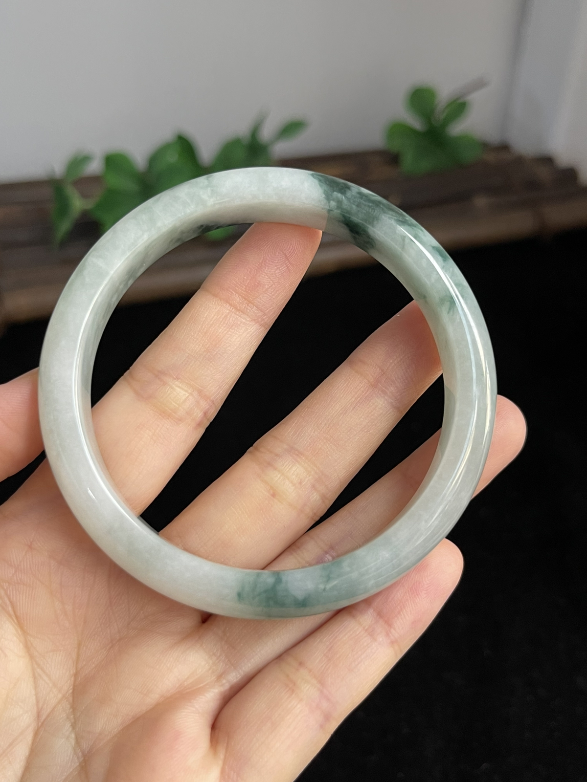 正圈58.5圈口，翡翠手镯，底子通透，种老肉细，飘片片绿花，灵动漂亮
