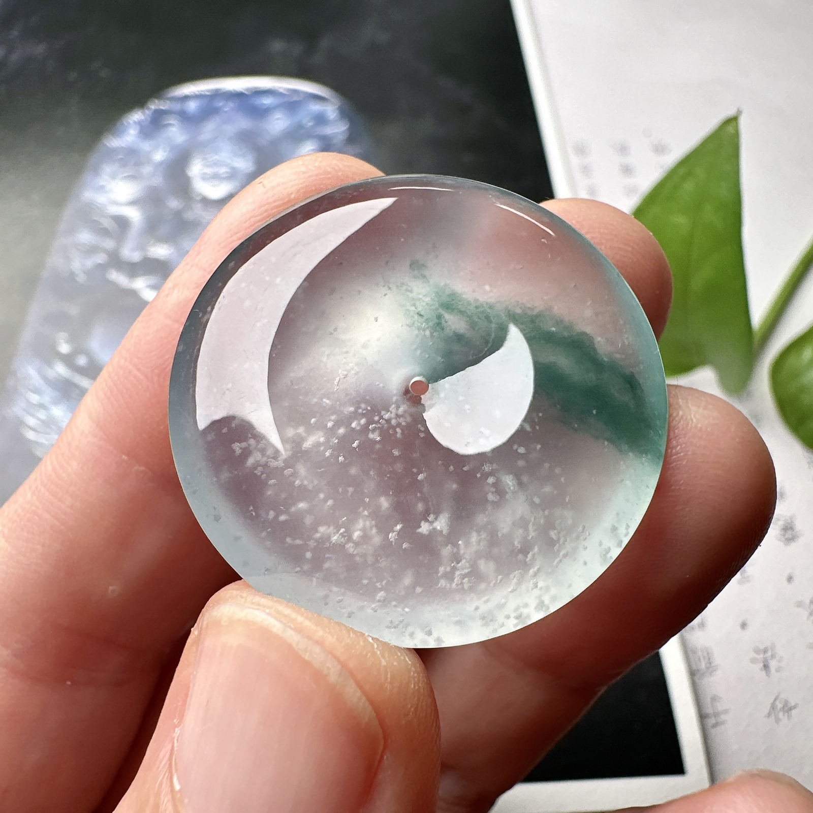 【冰种飘花平安扣】质地非常细腻，冰润十足，种老冰透，花色灵动，收藏品质。