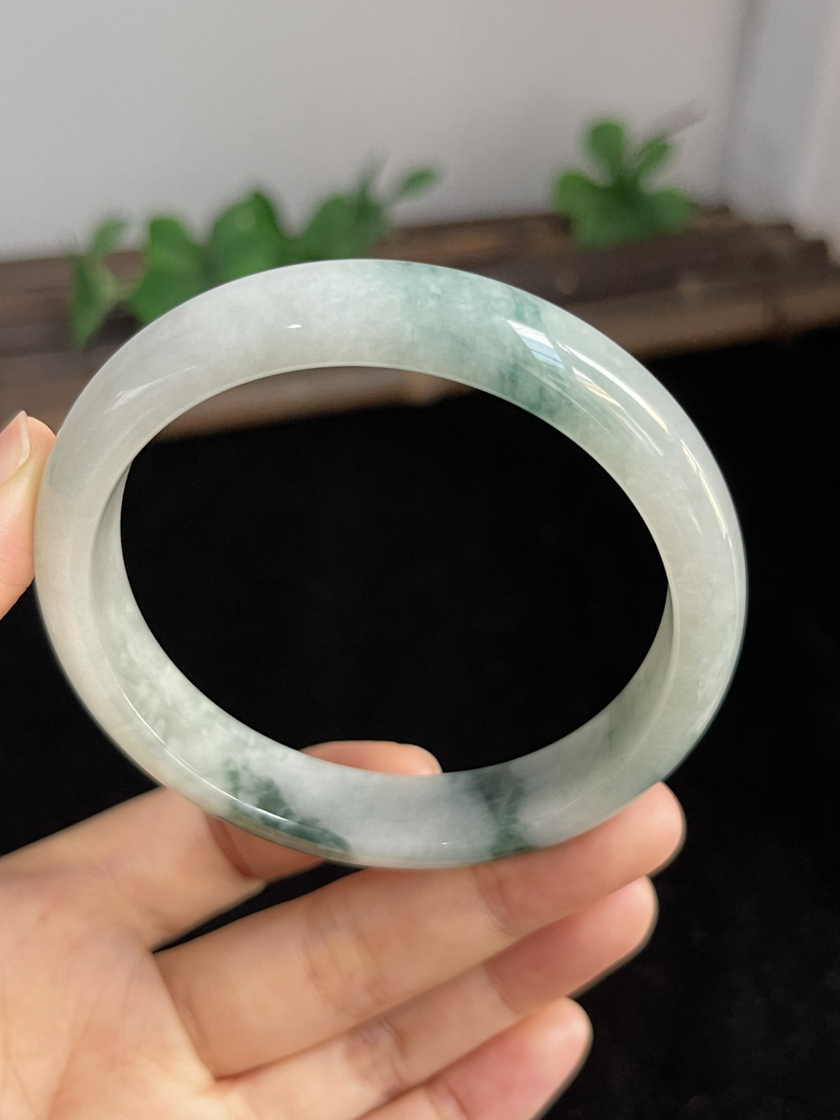 正圈58.5圈口，翡翠手镯，底子通透，种老肉细，飘片片绿花，灵动漂亮