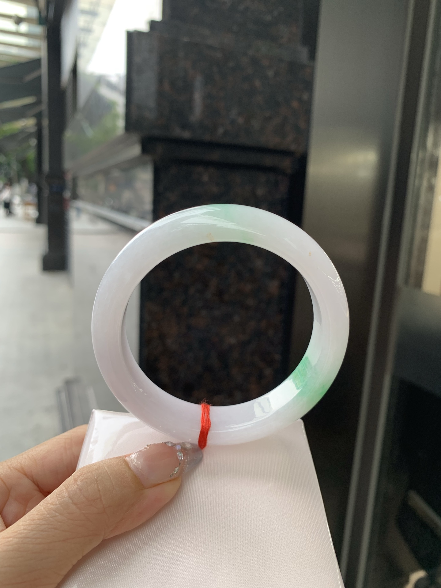 白底青宽版正圈，59.5-8.8-14，0502-N618，打灯细纹，不影响，底妆水润，几抹绿花飘舞，清新动人，更显灵动，有生命力
