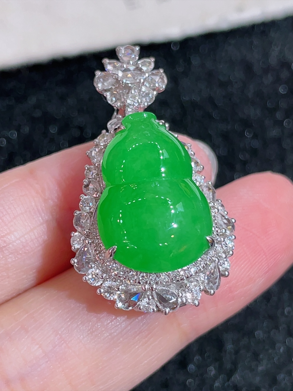️冰绿大葫芦吊坠，无裂，18k金镶嵌，种水，盖中盖，全景天窗，重金镶嵌，南非钻镶，厚装饱满，福禄双全，高端大气，性比高32.3/18.5/12.8，裸石18.0/12.2