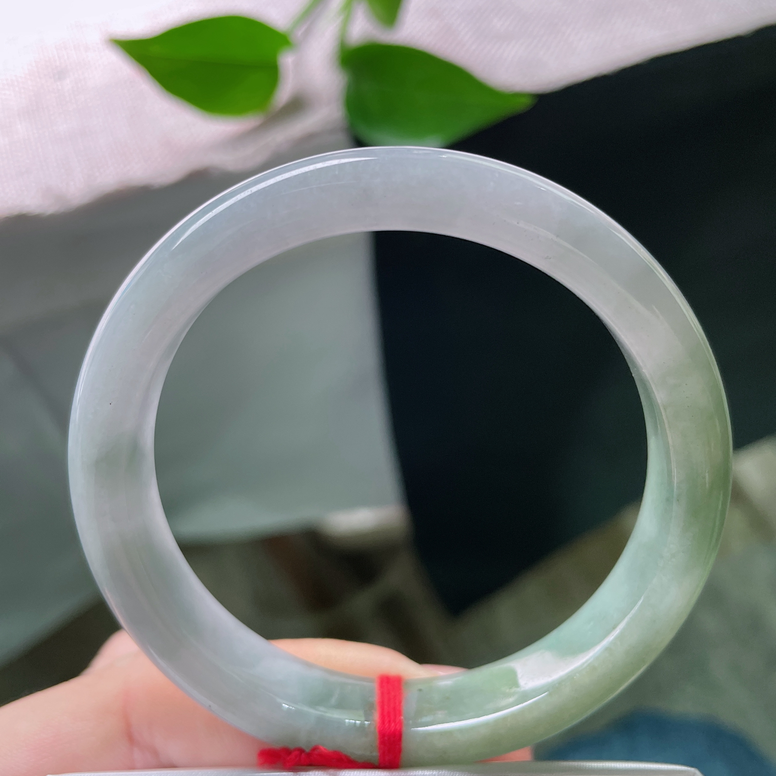 57.7/11.4/7.5，半山水正圈，细润，一半是星辰可攀，一半是灯火可亲。ss49216a..