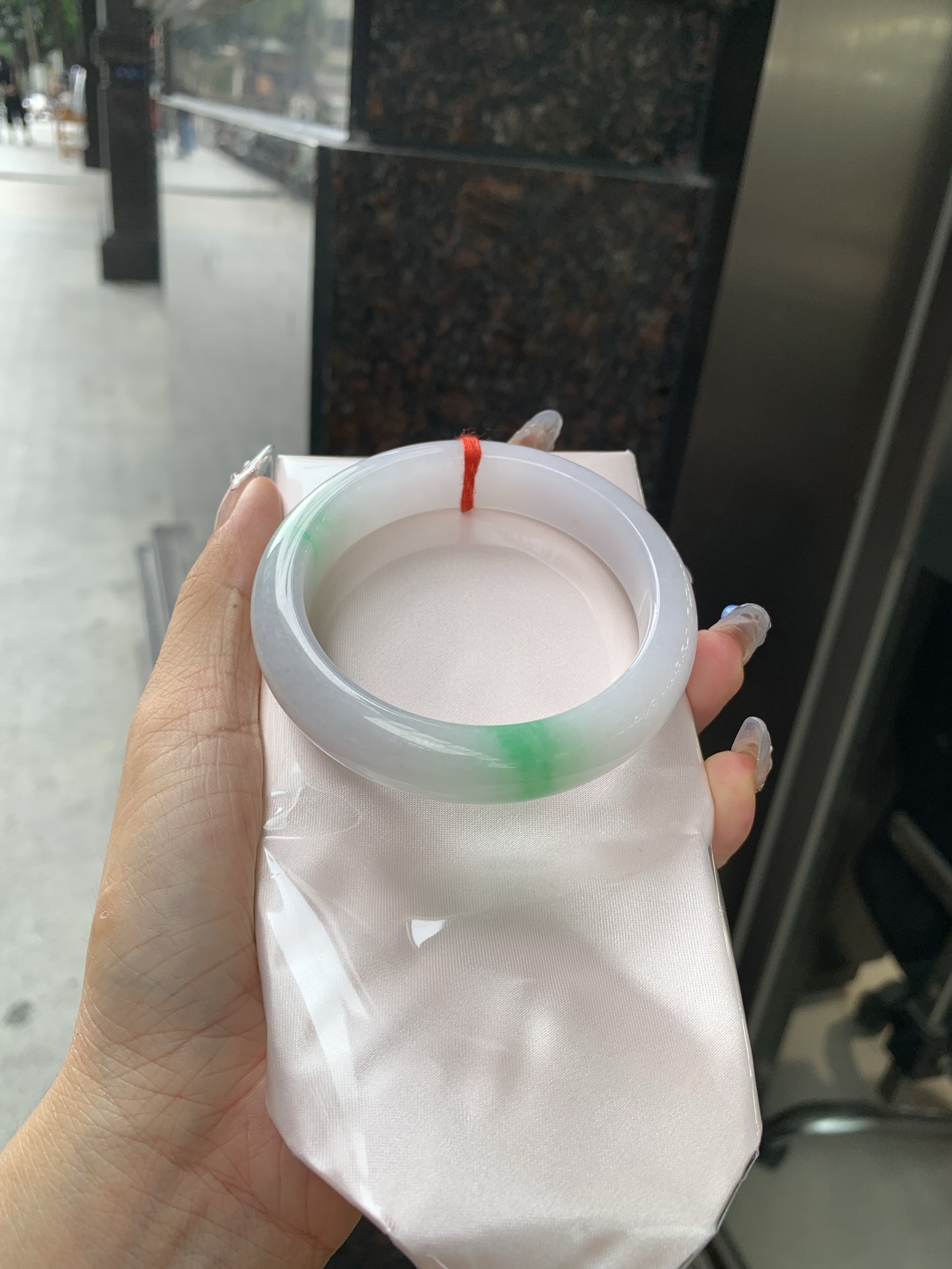 白底青宽版正圈，59.5-8.8-14，0502-N618，打灯细纹，不影响，底妆水润，几抹绿花飘舞，清新动人，更显灵动，有生命力