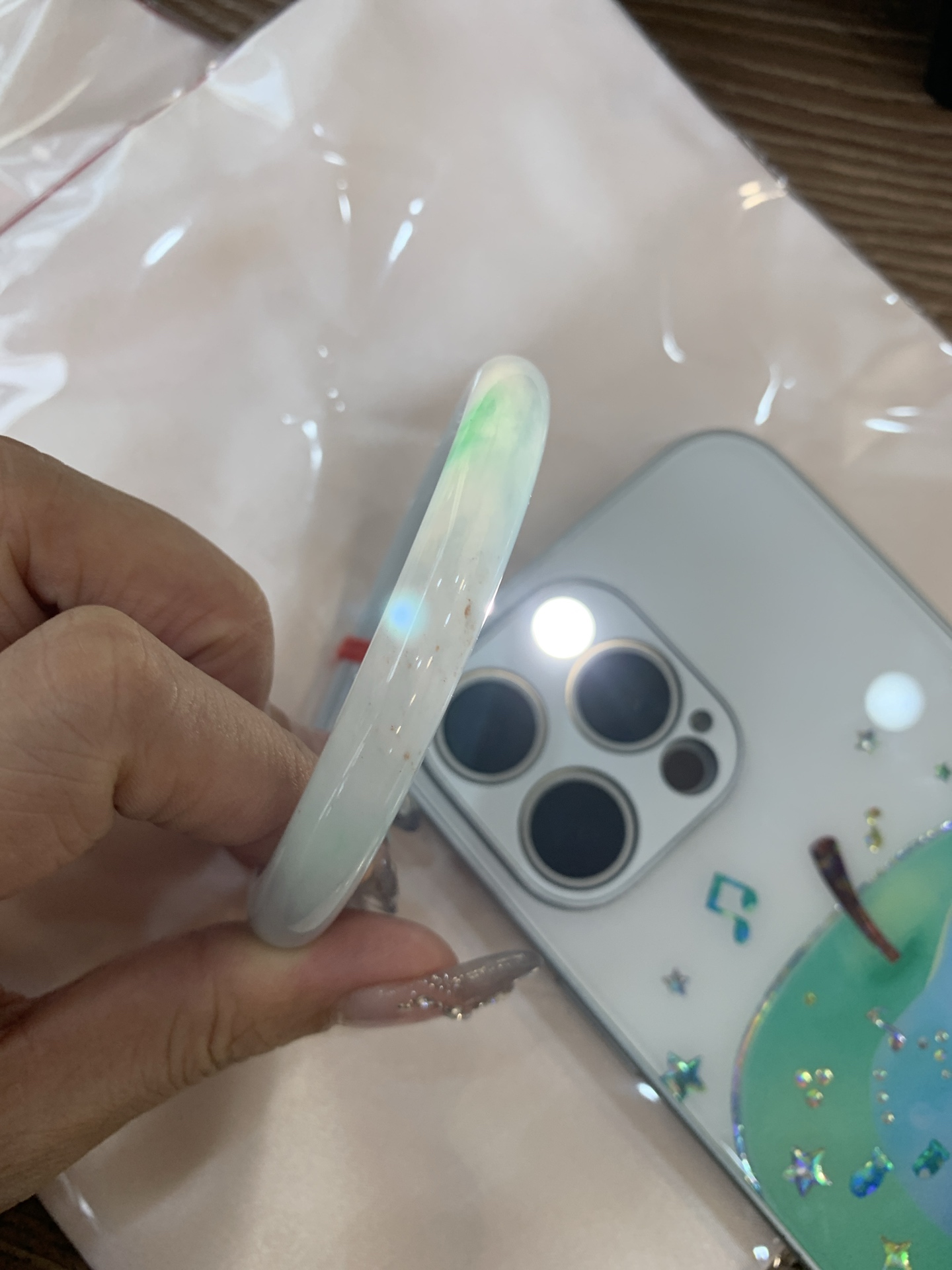 冰飘绿洒金圆条，56.9/9.2/8.9，0502-N604，打灯棉纹，玉质冰润细腻，有洒金特色，清爽的底子飘一抹甜阳绿花，鲜活而灵动，犹如新冒的嫩芽，艳丽惹人