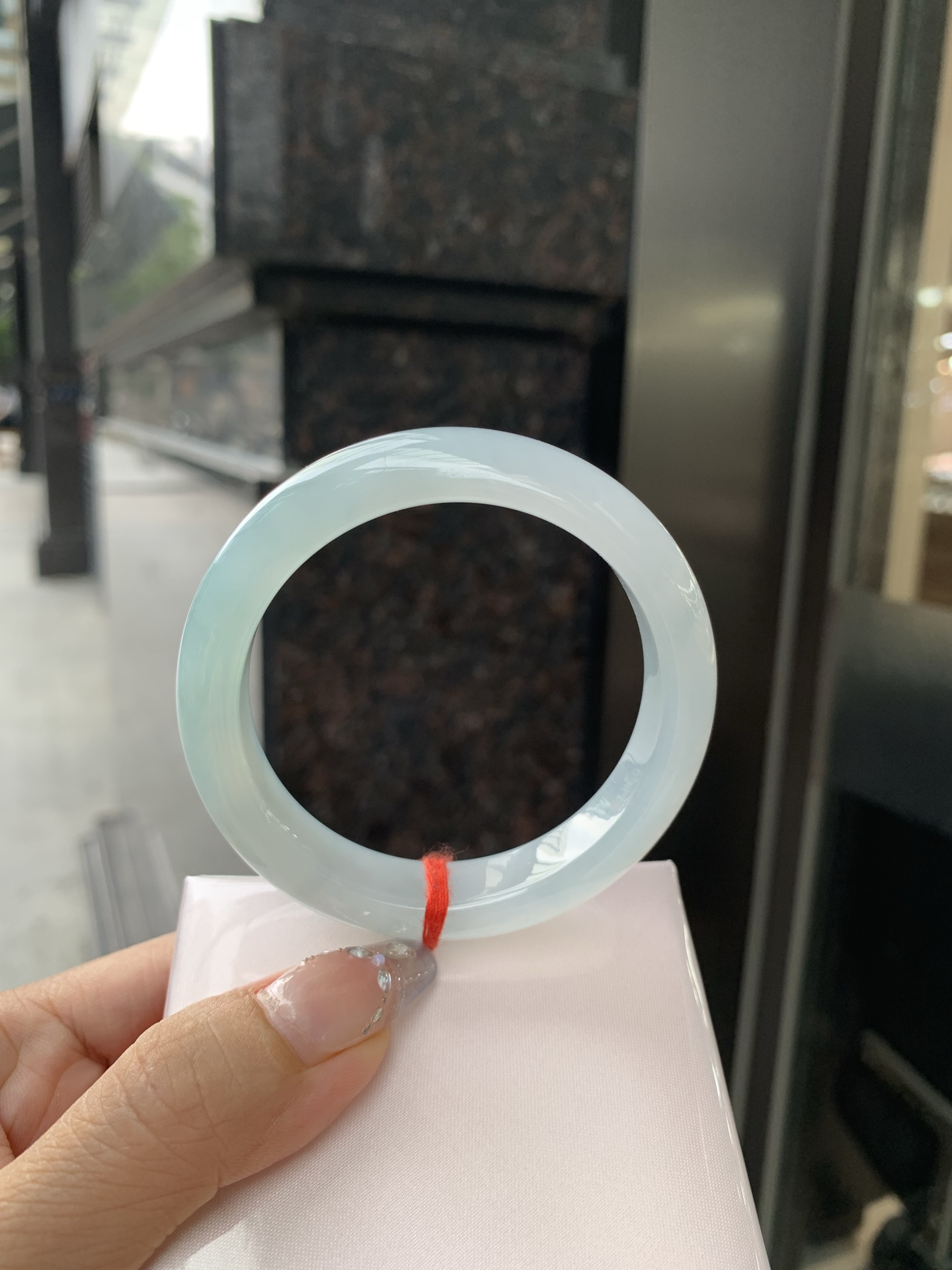冰晴正圈，54/8.2/12.4，0502-4A101，打灯棉线，底妆水润，满圈渐变晴底，像初春嫩芽落入清泉，均匀柔和，抬眼就是一片宁静感