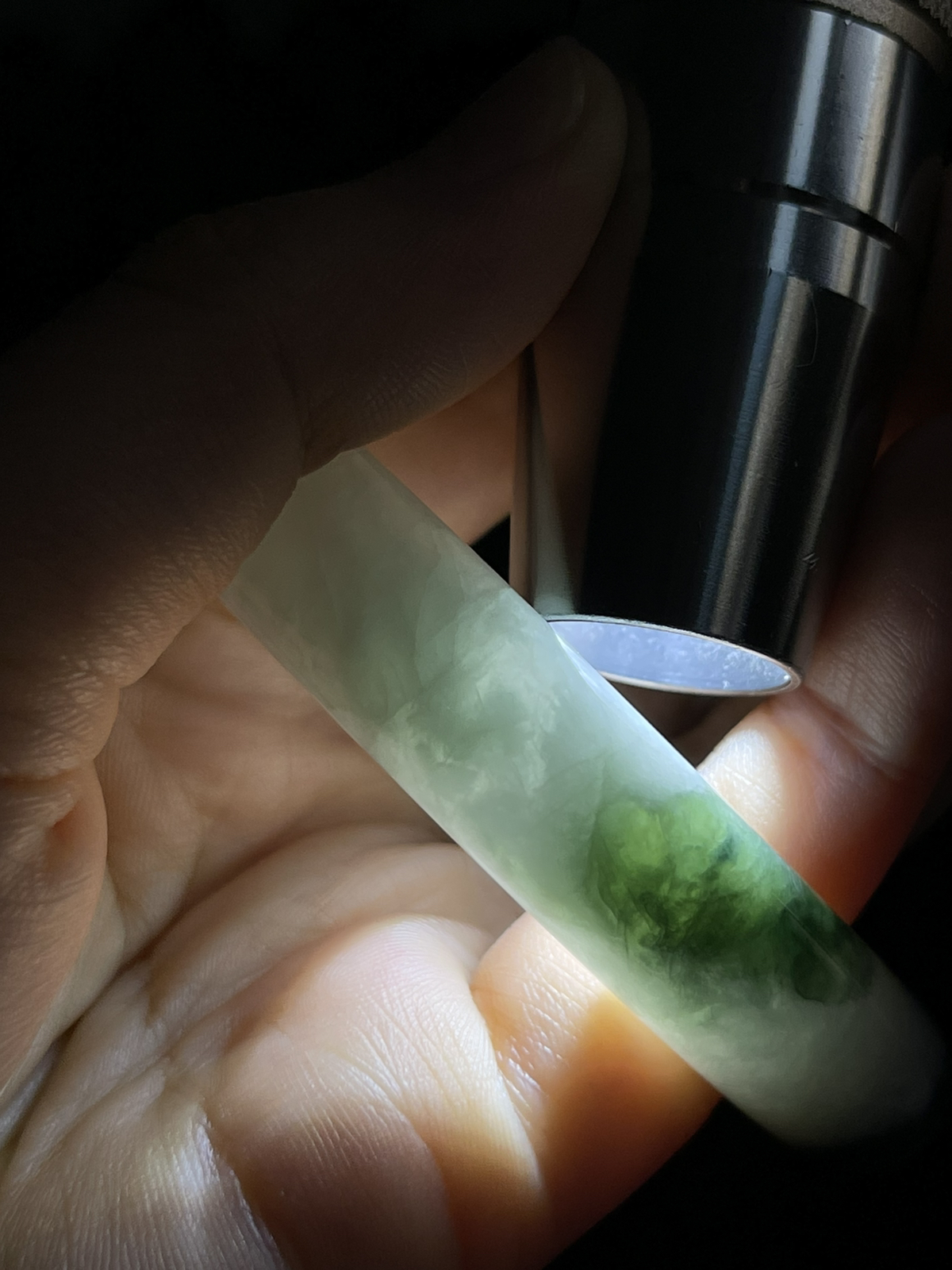 正圈58.5圈口，翡翠手镯，底子通透，种老肉细，飘片片绿花，灵动漂亮