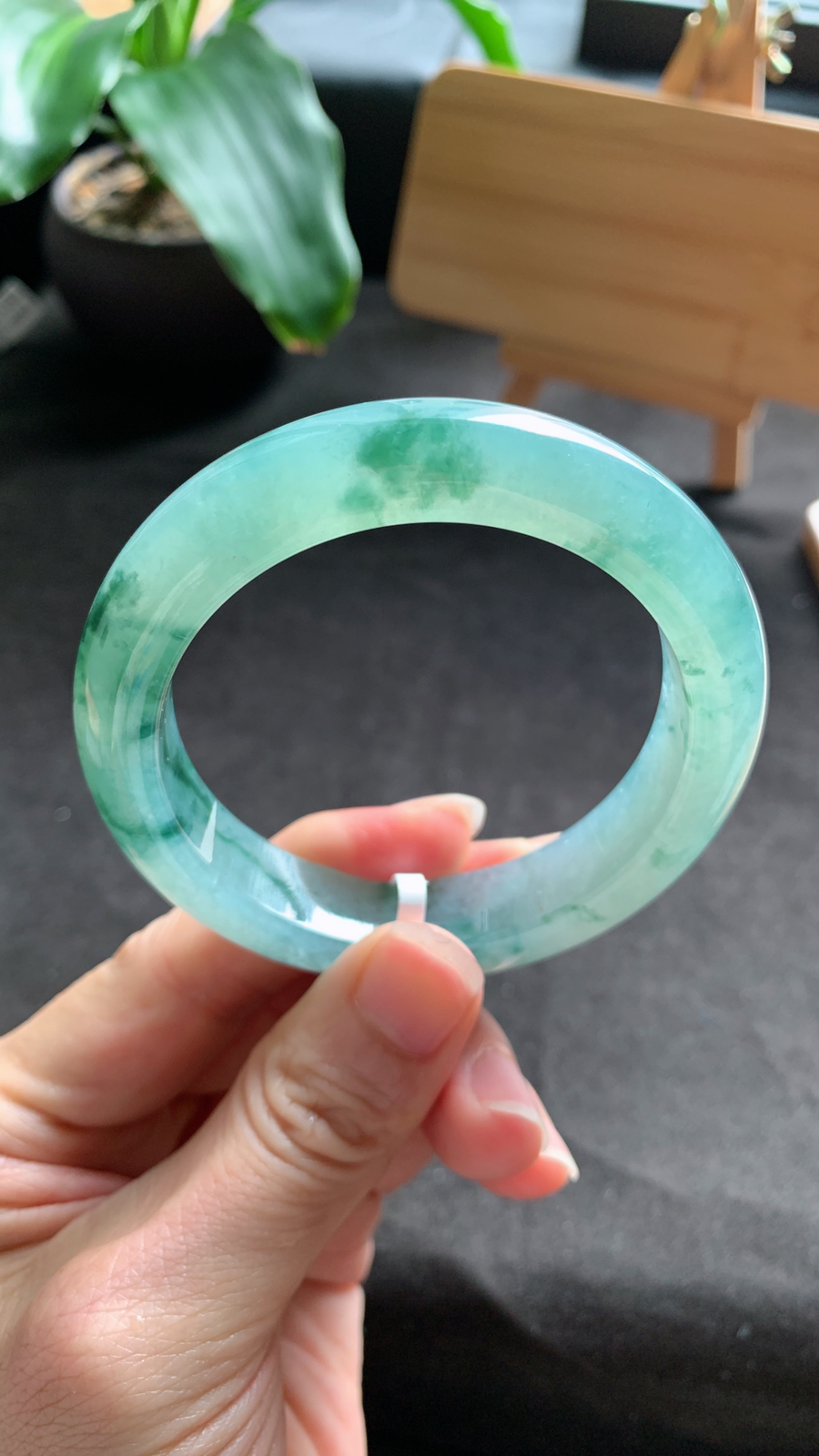 54圈口 天然A货翡翠飘花手镯 种水好 花色灵动