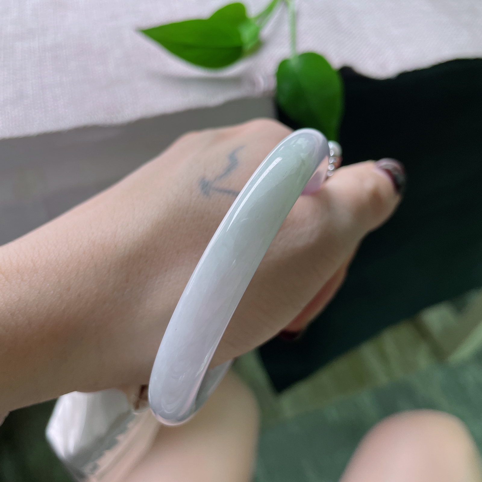 专拍链接，56.3/9.6，紫罗兰圆条，水润，肉质细腻干净，仙气飘飘，有纹不影响佩戴ss52041a