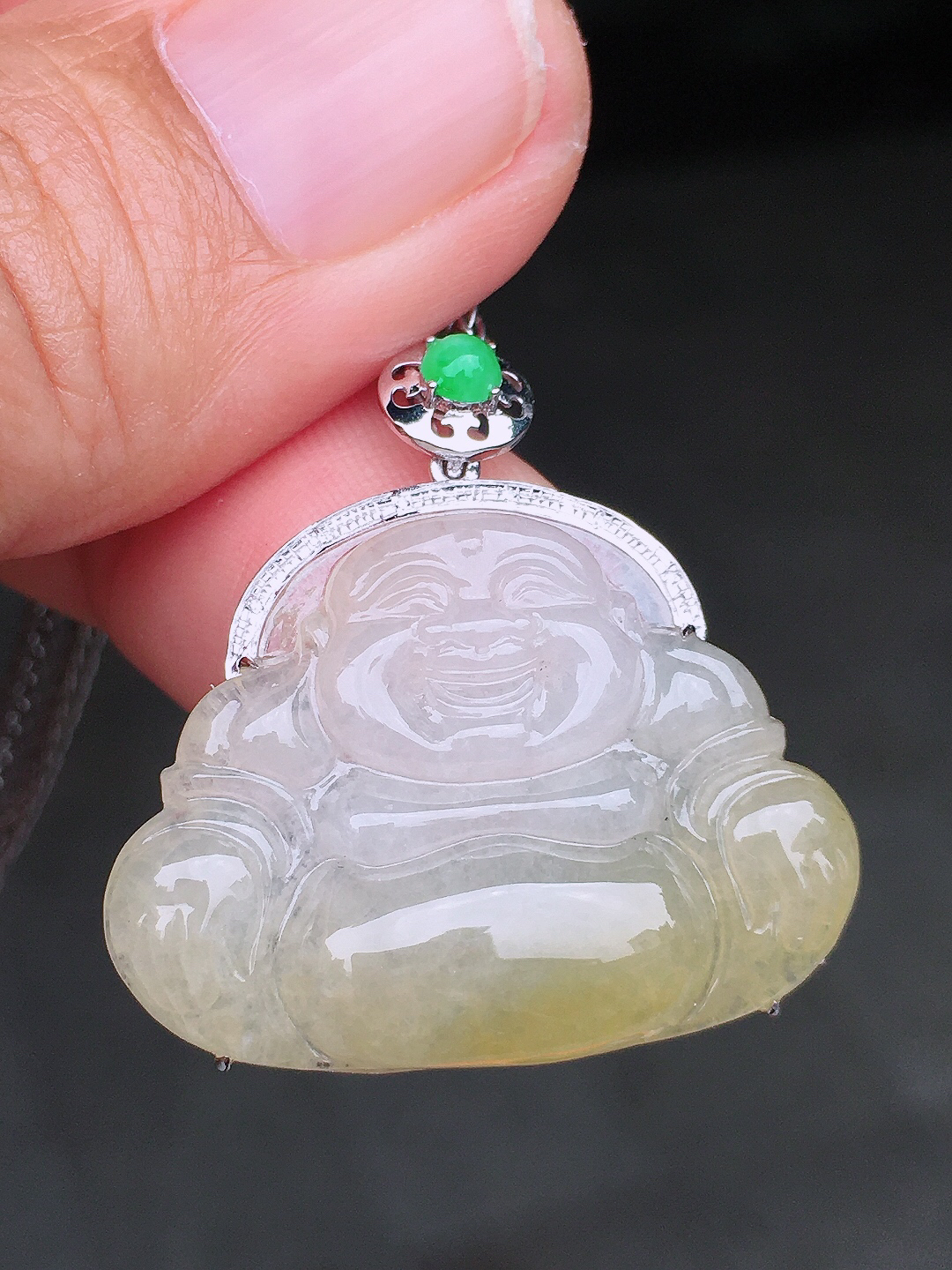 飘黄佛公吊坠，色泽艳丽，玉质细腻，荧光感超
强，饱满圆润，尽显优雅气质，18k
金豪华镶嵌
