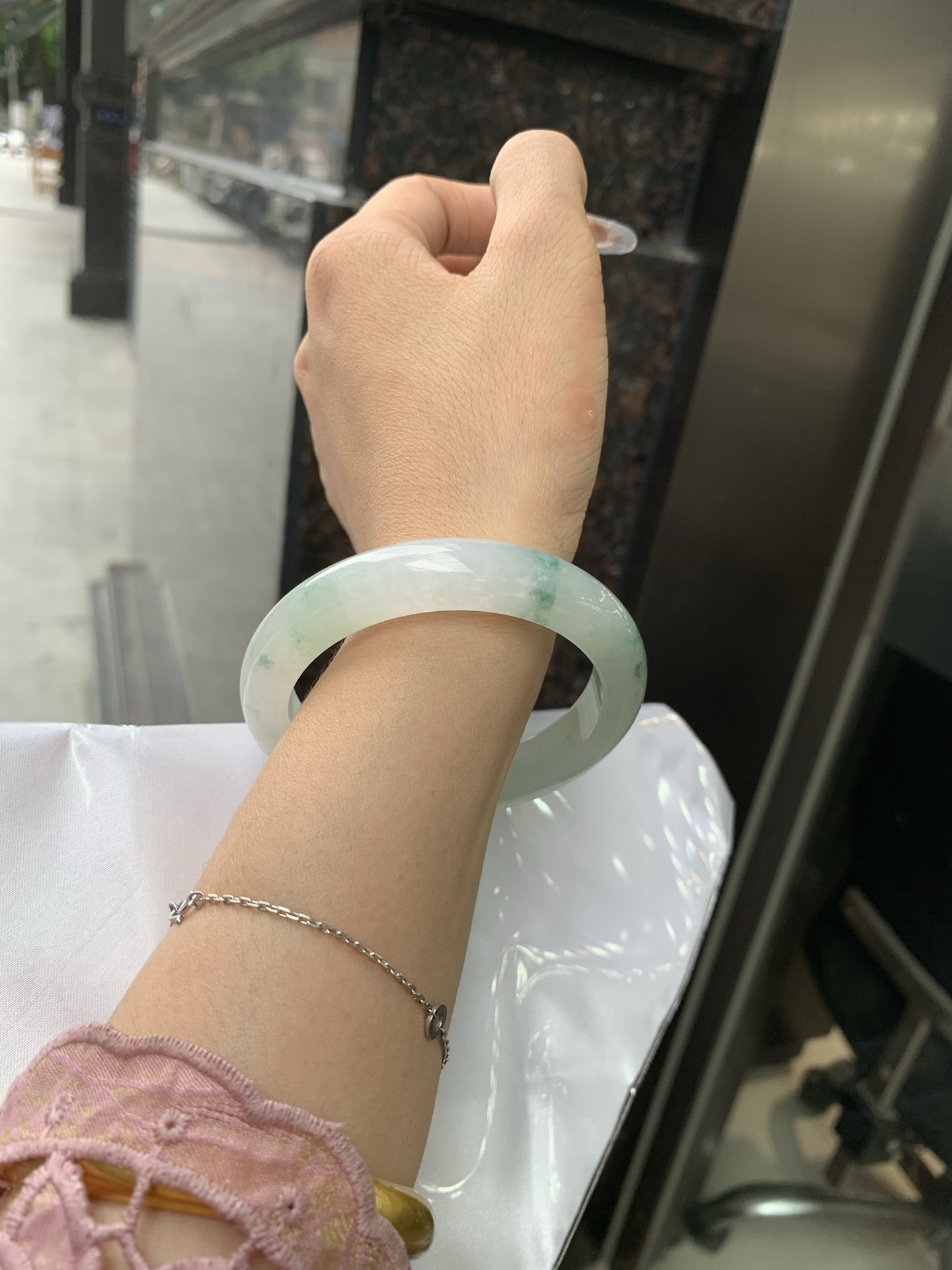 冰飘花正圈，56.2/8.4/11.9，0502-N615，底妆水润细腻，几抹蓝绿花灵动飘逸，意境感十足，古典优雅又秀气，无裂