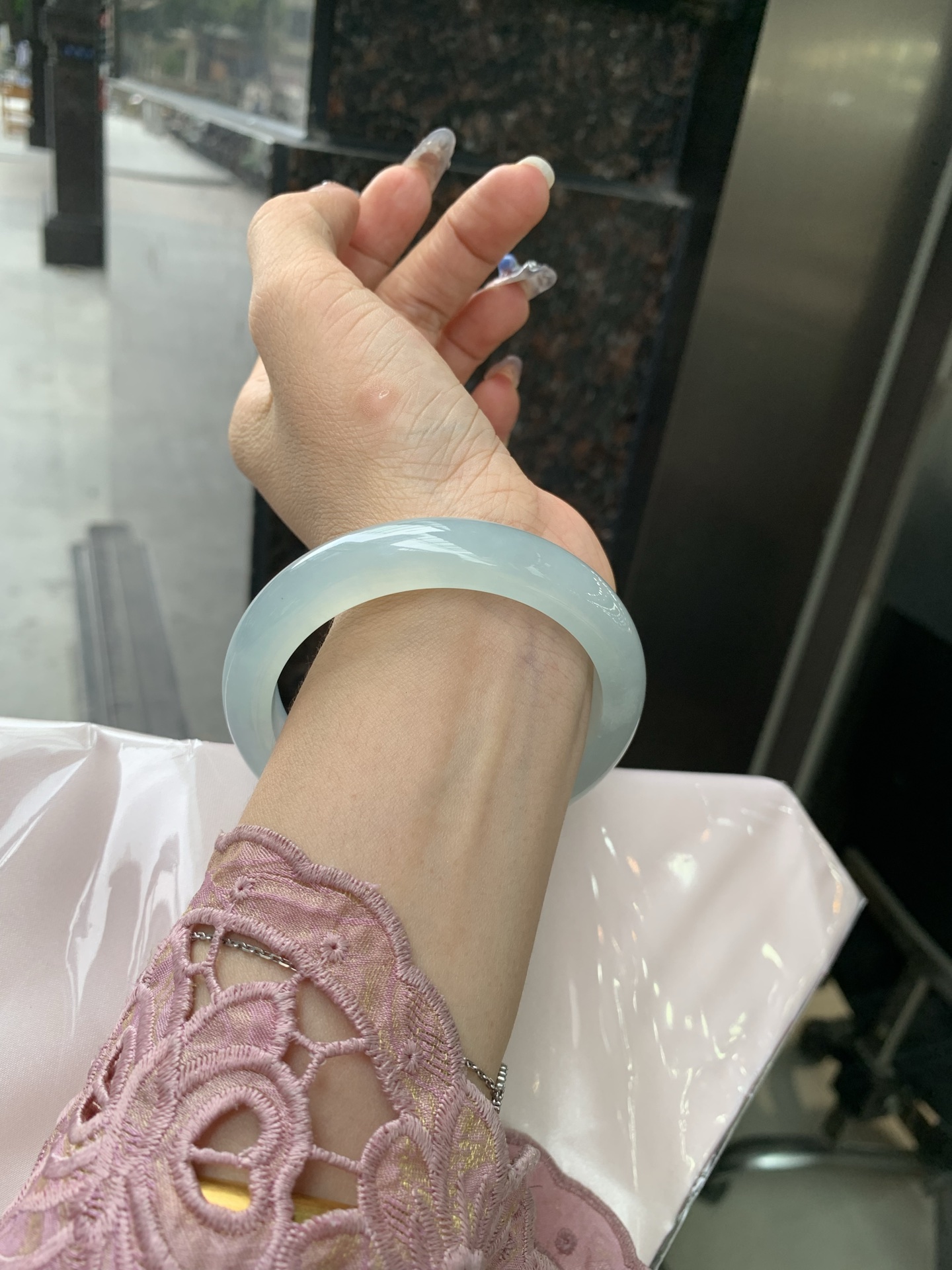 冰蓝正圈，57.4/8.4/11.7，0502-N584-1，底妆冰润细腻，千变万化的冰晴蓝底色，拥有海的颜色，却散发着星空的光芒，这是一只来自冰川蓝的清冷气质仙女镯，无裂