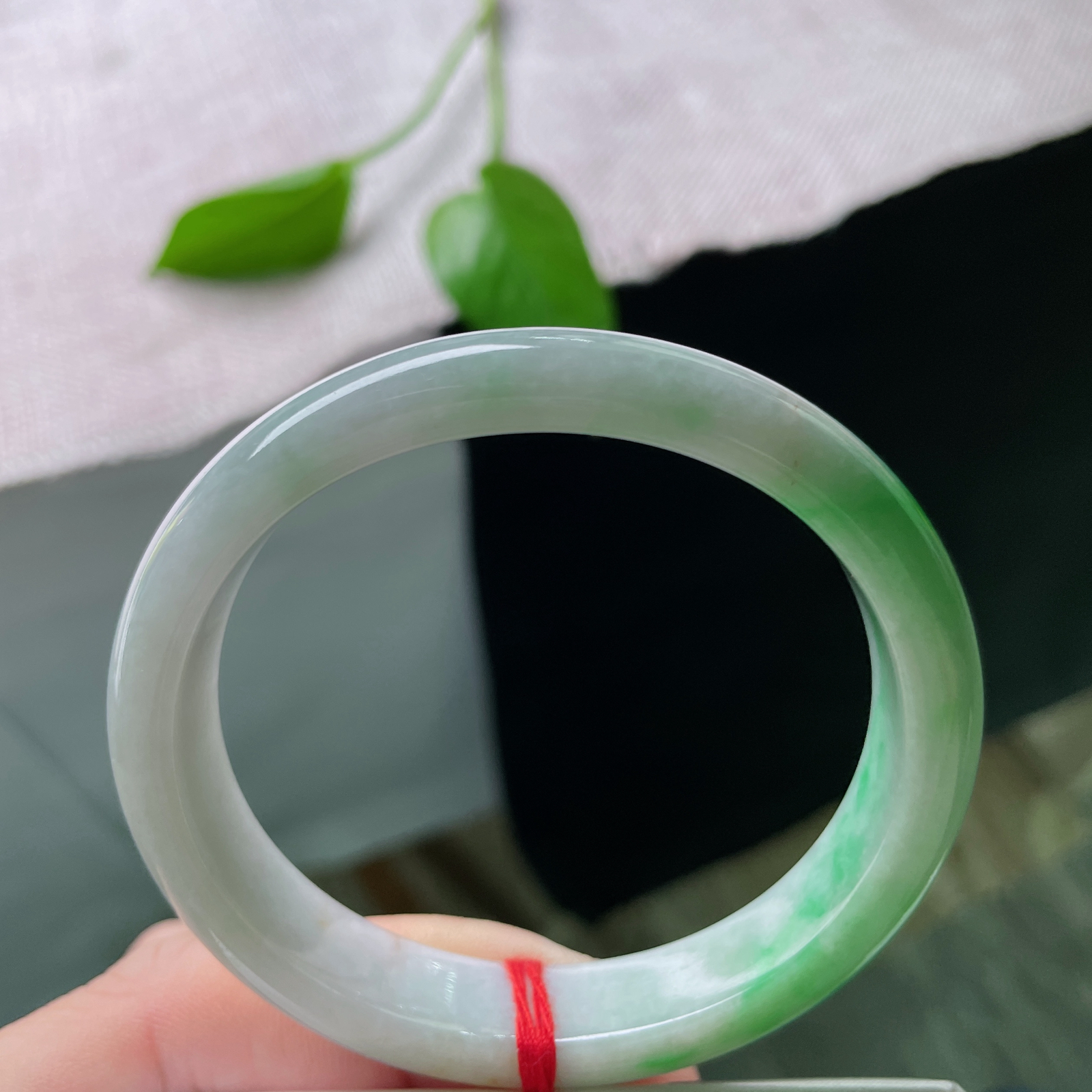 55.5（50.8）12.6/6.9，白底青贵妃，藏岁月静美，腕间轻绕，尽展东方雅致与从容。有纹，s