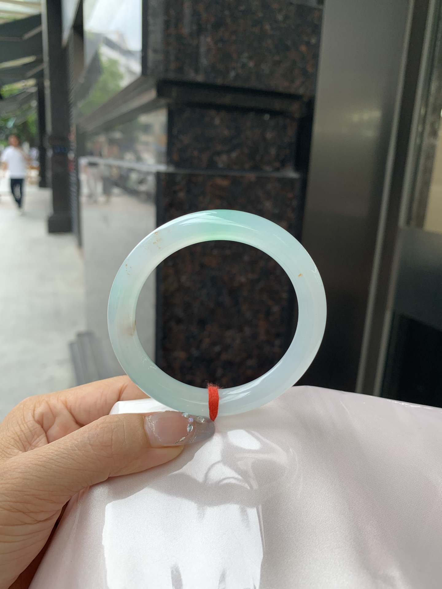 冰飘绿洒金圆条，56.9/9.2/8.9，0502-N604，打灯棉纹，玉质冰润细腻，有洒金特色，清爽的底子飘一抹甜阳绿花，鲜活而灵动，犹如新冒的嫩芽，艳丽惹人