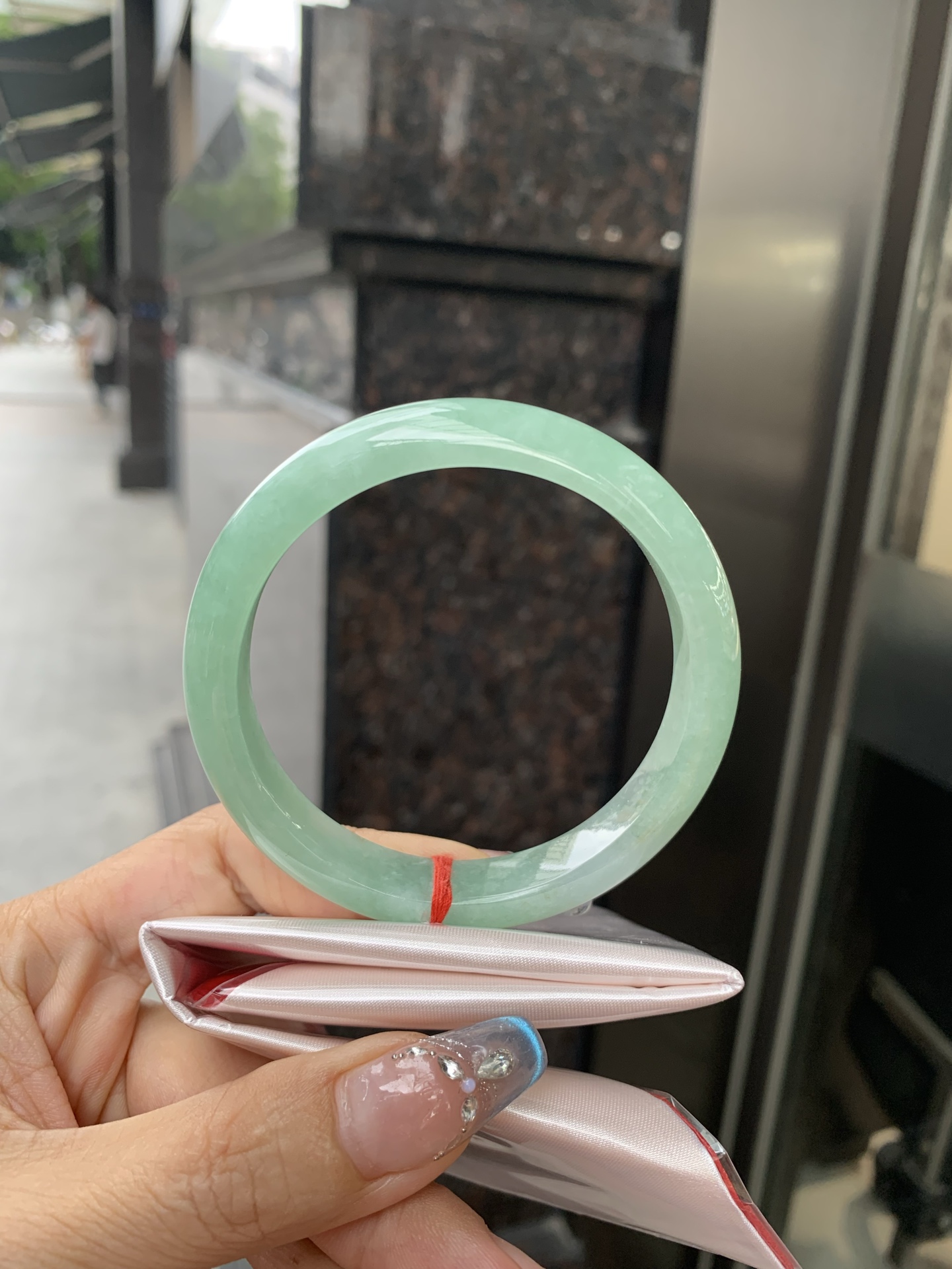 果绿正圈，58/7.3/11.4，0502-2A104，底妆水润，宛如新鲜的青苹果，充满了生机与活力