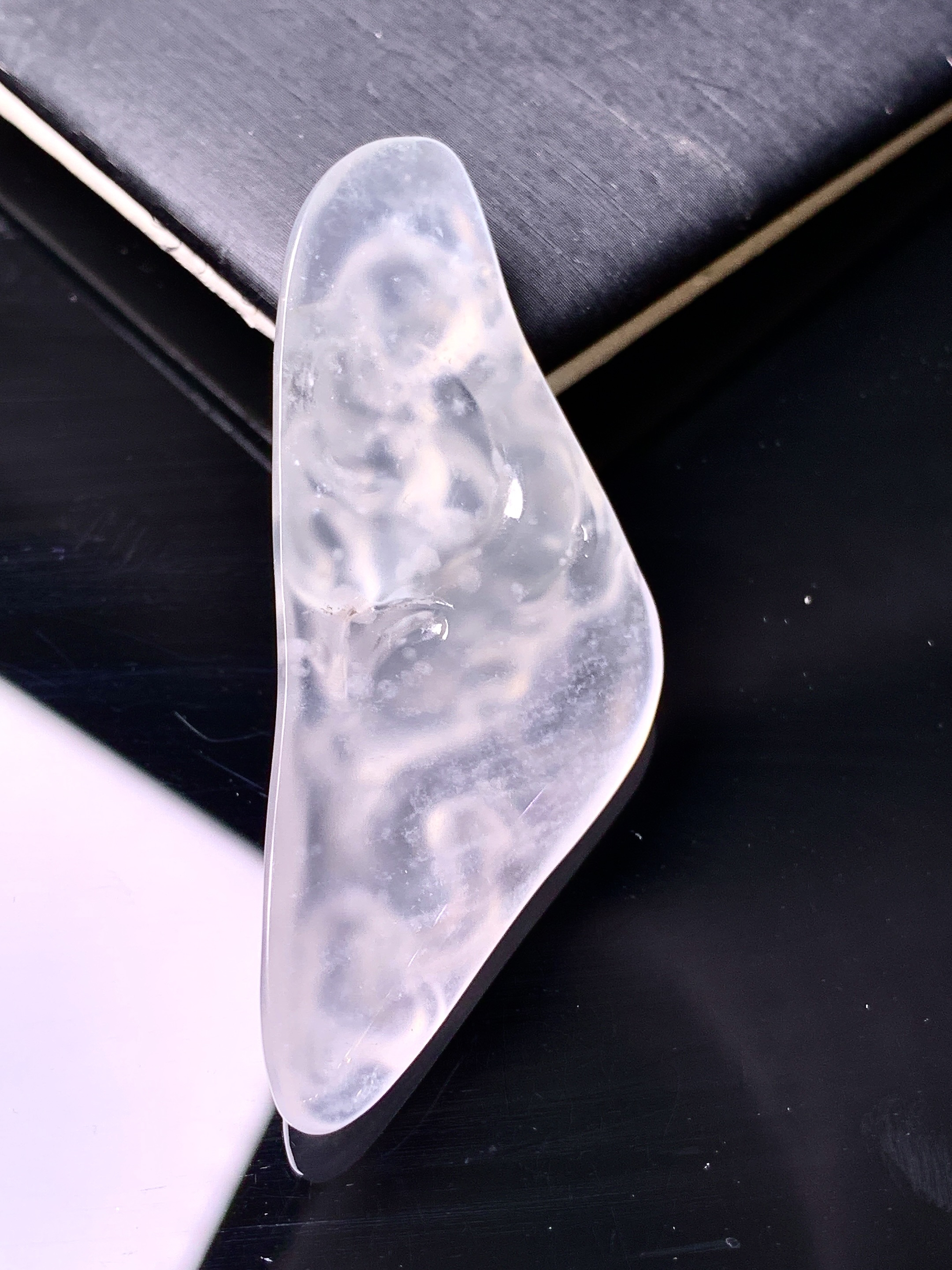 冰种龙牌吊坠 玉质细腻 色泽艳丽清新 水润亮眼 整体尺寸55.2*23*6x7