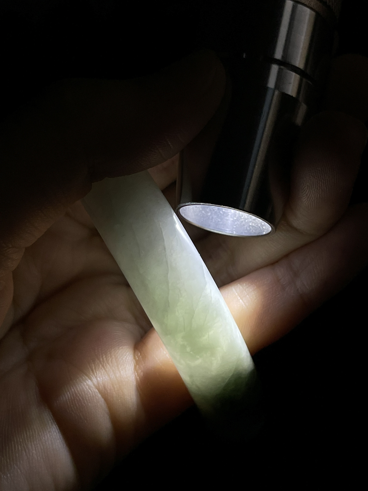 正圈58.5圈口，翡翠手镯，底子通透，种老肉细，飘片片绿花，灵动漂亮