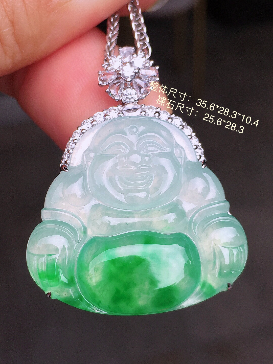 飘绿佛公吊坠，色泽艳丽，玉质细腻，荧光感超
强，饱满圆润，尽显优雅气质，18k
金豪华镶嵌