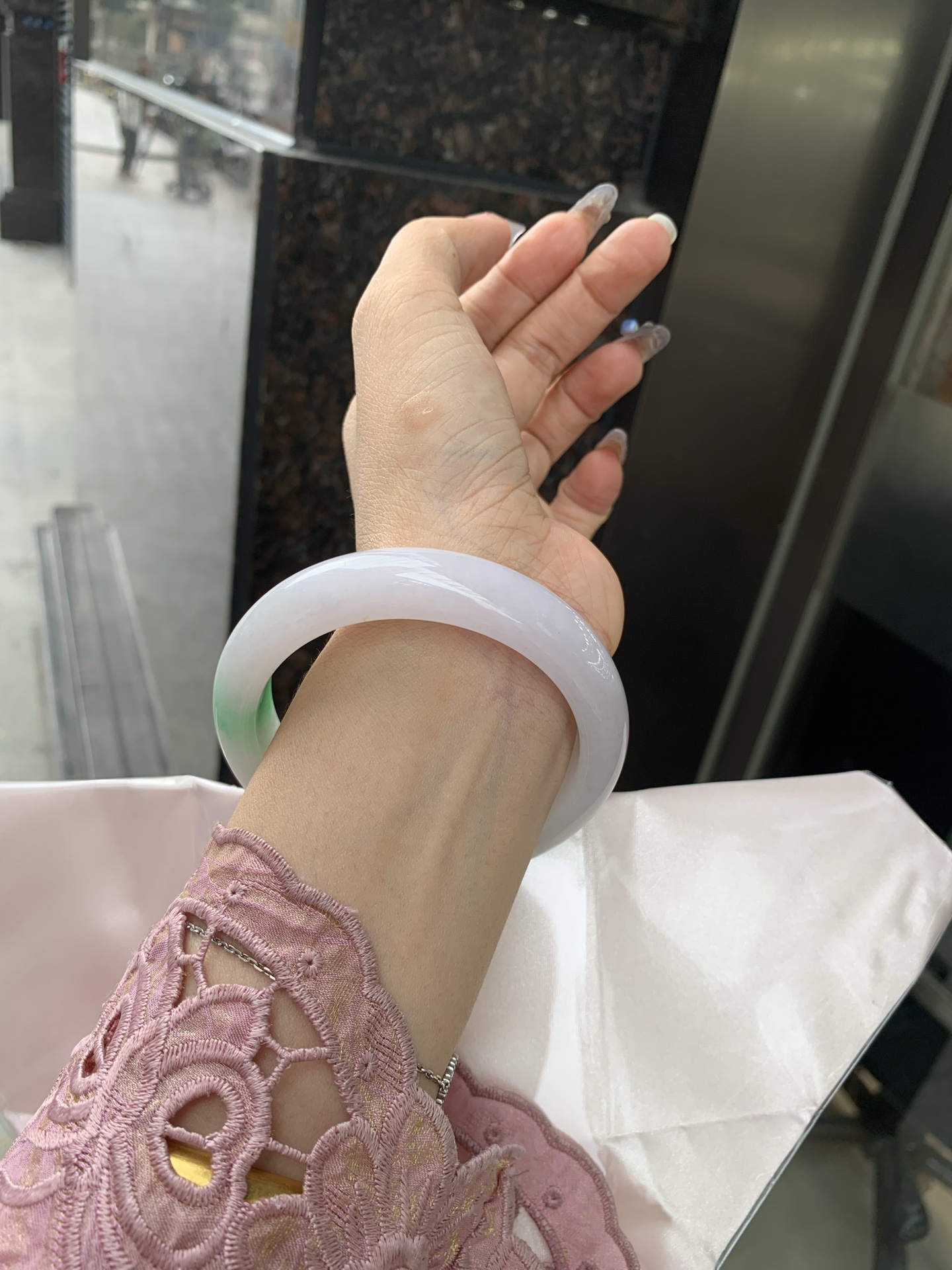 白底青宽版正圈，59.5-8.8-14，0502-N618，打灯细纹，不影响，底妆水润，几抹绿花飘舞，清新动人，更显灵动，有生命力