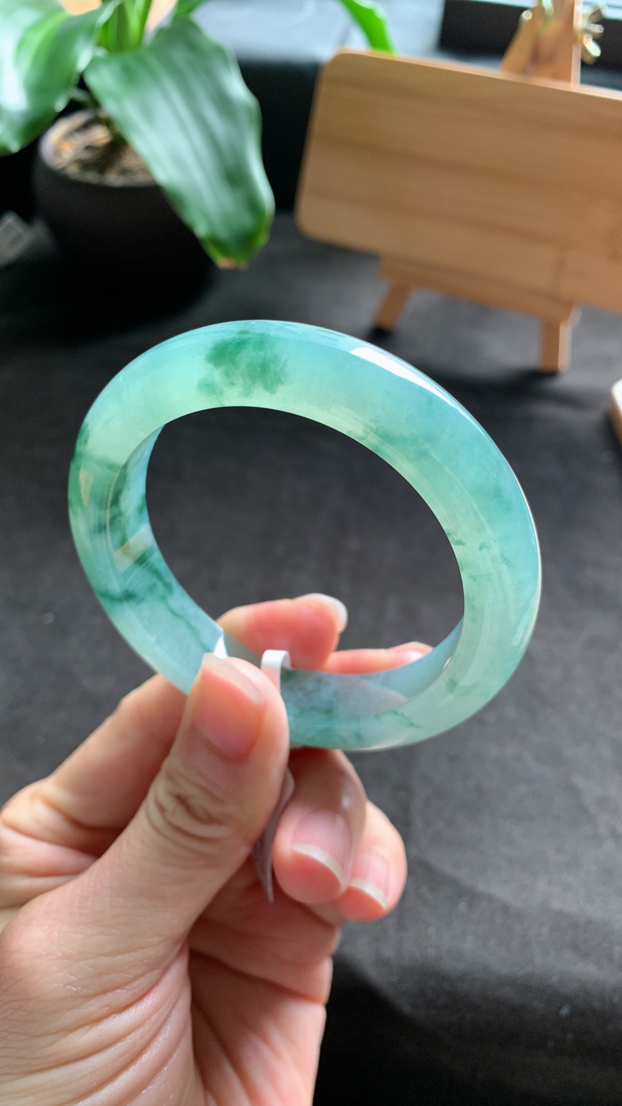 54圈口 天然A货翡翠飘花手镯 种水好 花色灵动
