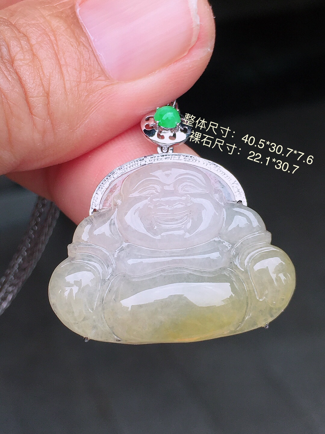 飘黄佛公吊坠，色泽艳丽，玉质细腻，荧光感超
强，饱满圆润，尽显优雅气质，18k
金豪华镶嵌