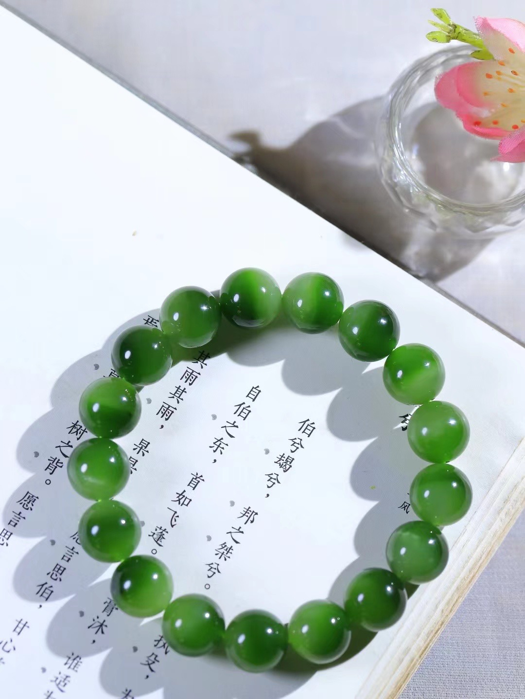 【珠圆玉润.手串】

精品和田玉碧玉聚宝盆珠圆玉润手串 玉质温润细腻  整串打磨圆润，佩戴舒适。珠珠落玉盘，间关莺语花底滑，一生美好时光，无论身在何处，都有它相伴相守。事事顺遂，幸福美满，吉祥如意。重47克 尺寸取一12mm FDL-16402200