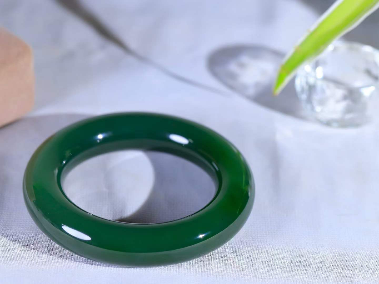 【碧波流转·手镯】

收藏级臻品️和田玉碧玉圆条手镯，玉质细腻温润，手感舒适，️线条流畅，简