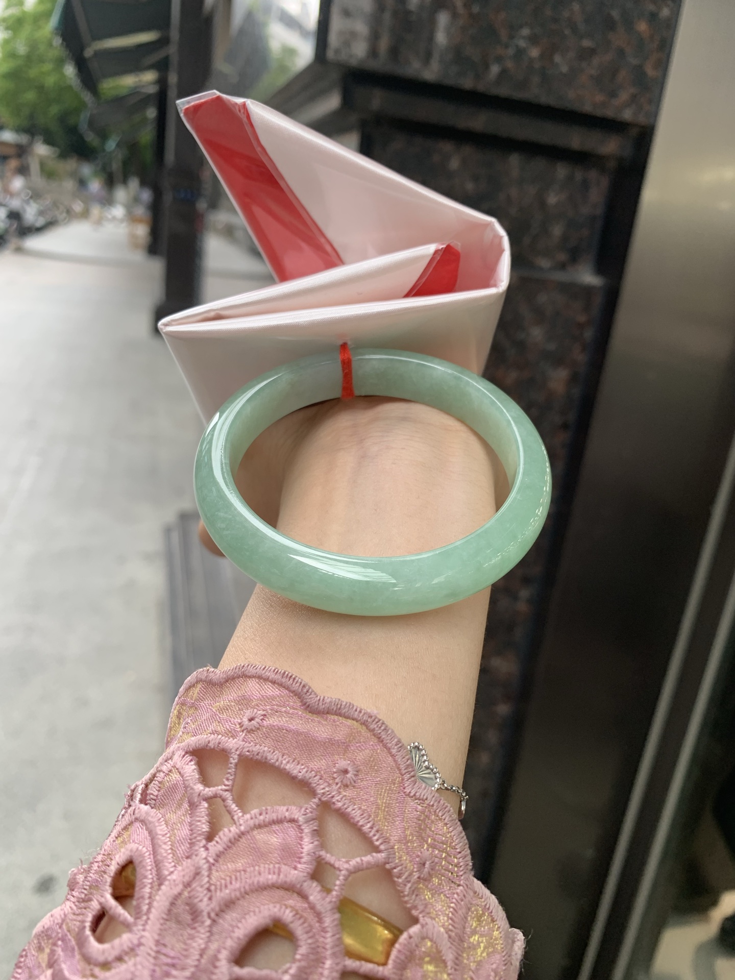 果绿正圈，58/7.3/11.4，0502-2A104，底妆水润，宛如新鲜的青苹果，充满了生机与活力，满圈底色均匀，上手显白显气质，折射出迷人的光芒