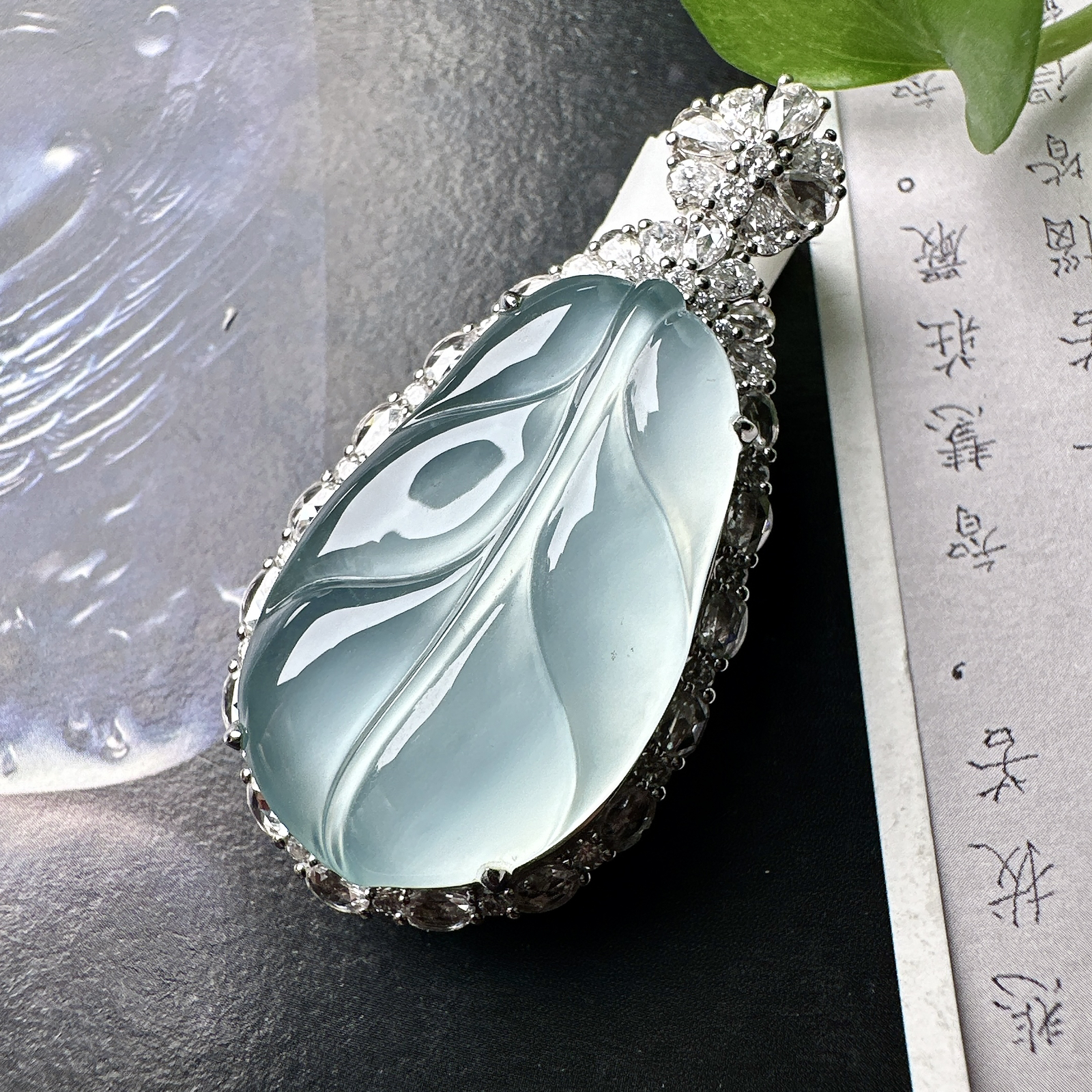 【冰种天空蓝叶子】金枝玉叶，质地细腻，冰润透亮，光泽出众，18k金钻镶嵌，裸石尺寸29.7*17.8*5.2毫米