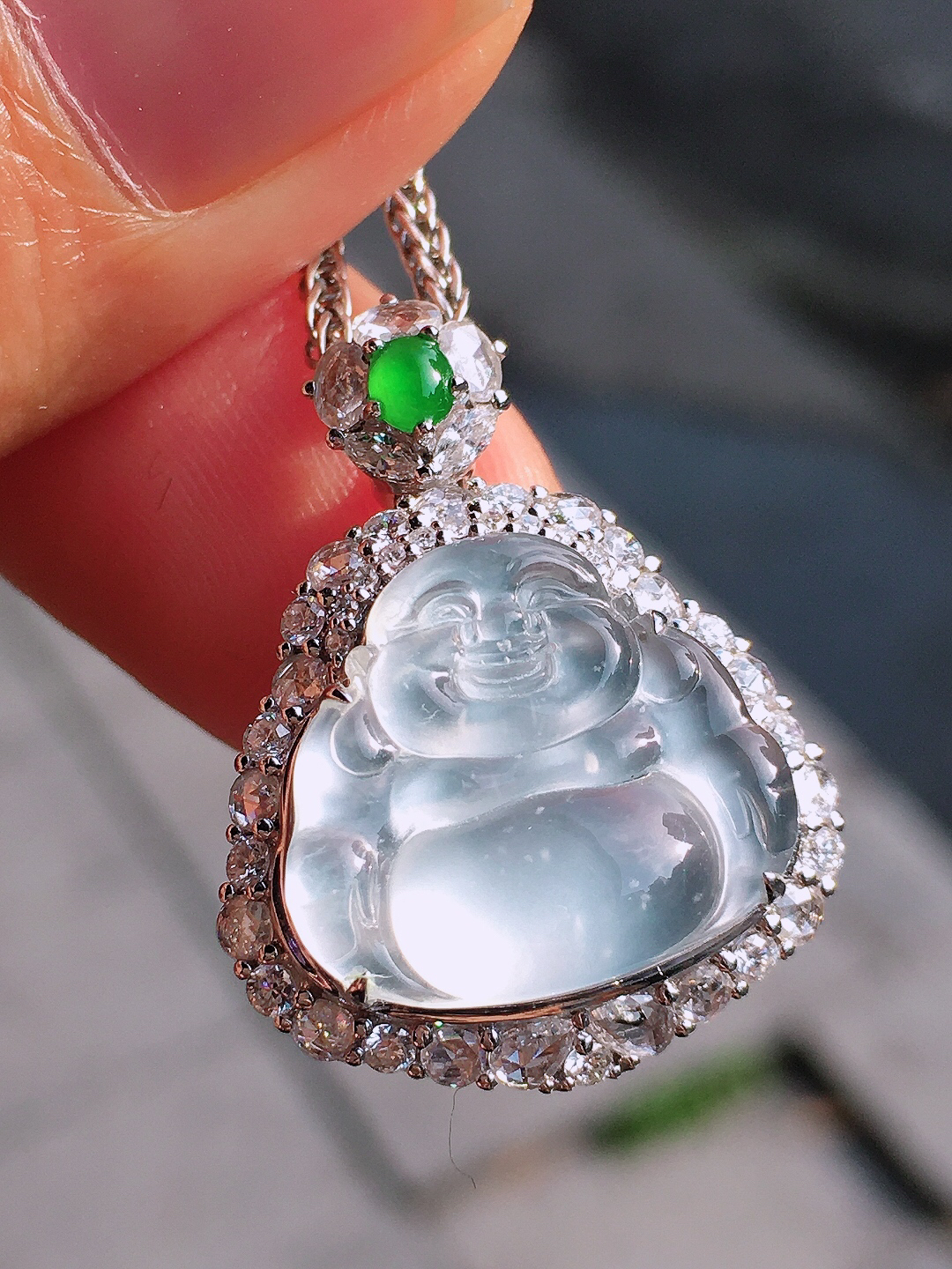 冰种佛公吊坠，玉质细腻，荧光感超
强，饱满圆润，尽显优雅气质，18k
金豪华镶嵌