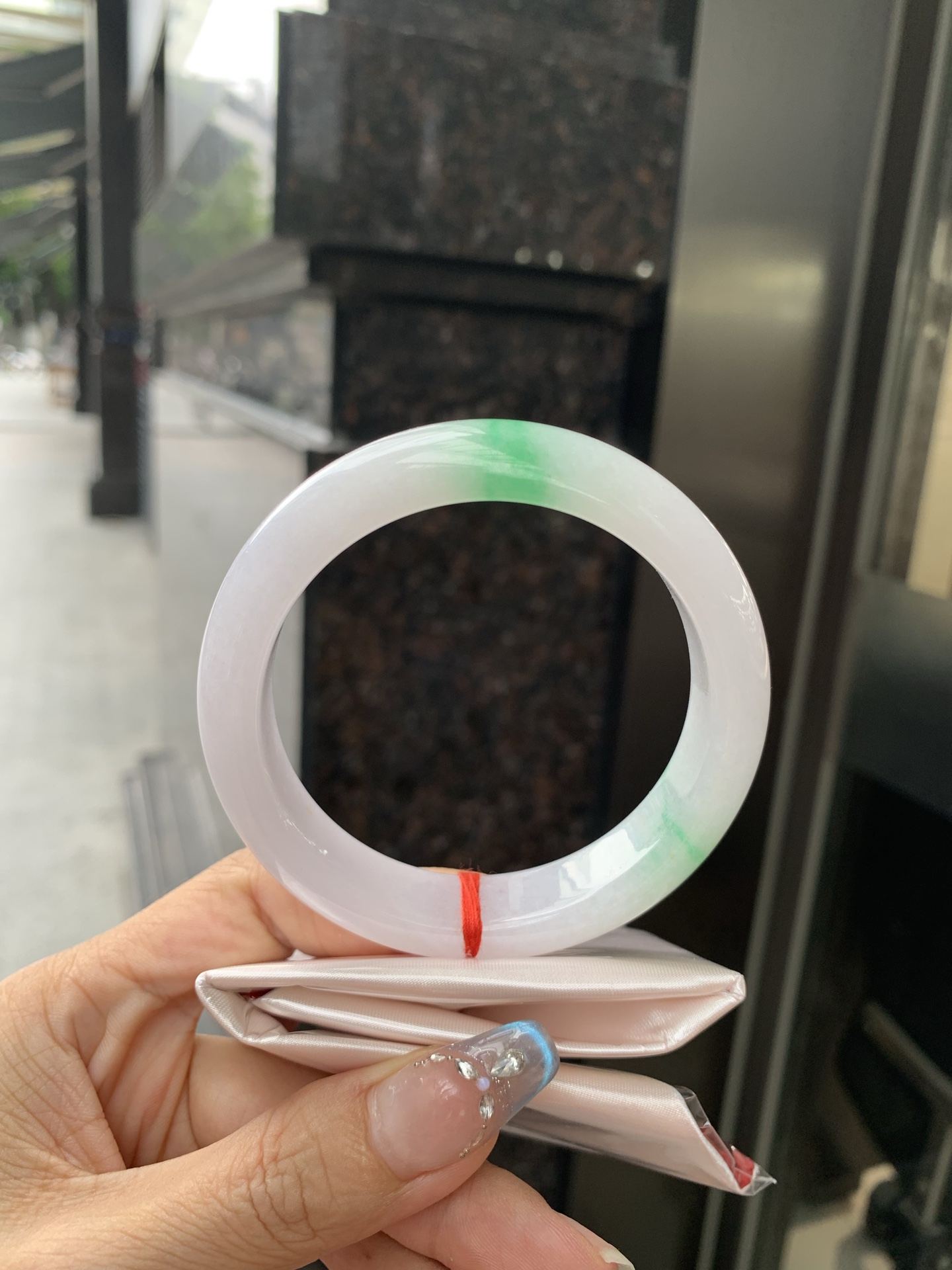白底青宽版正圈，59.5-8.8-14，0502-N618，打灯细纹，不影响，底妆水润，几抹绿花飘舞